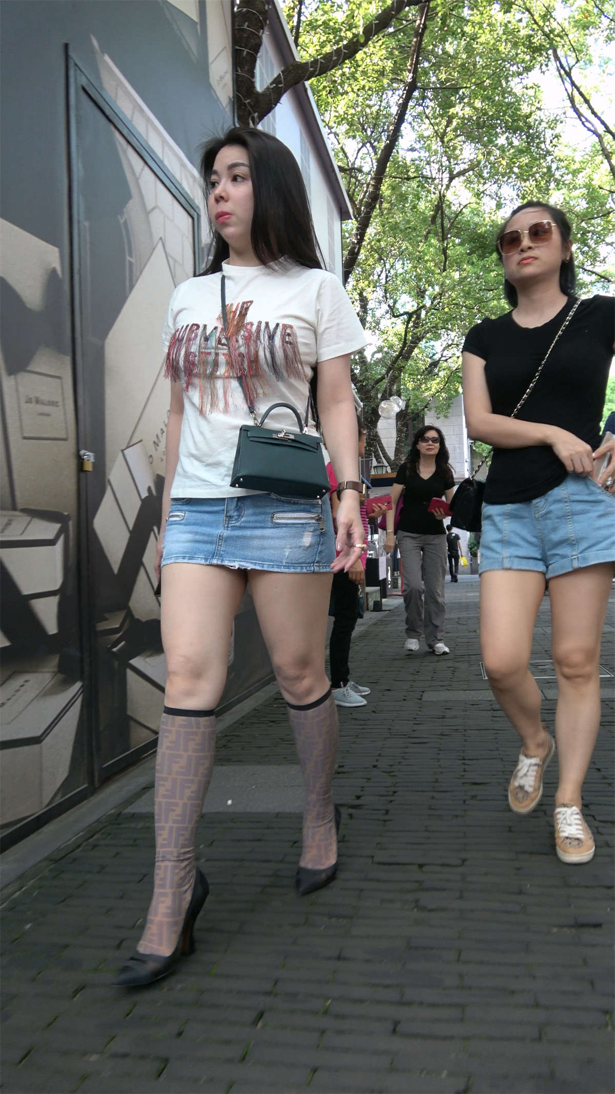 图片[2]-短裙长发丰腴美眉-日更街拍