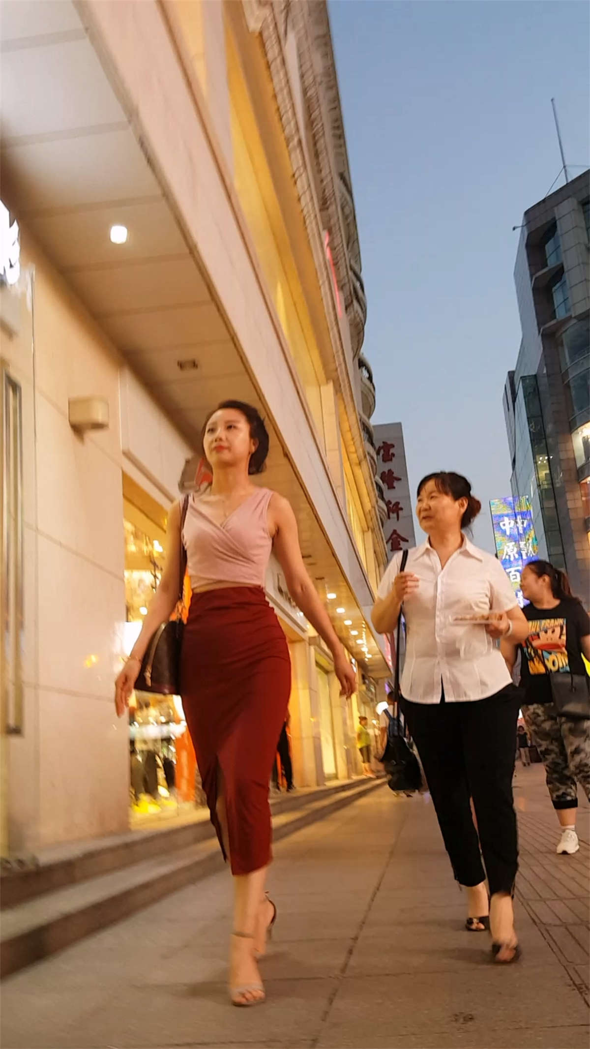 深红紧身包臀长裙美少妇-日更街拍