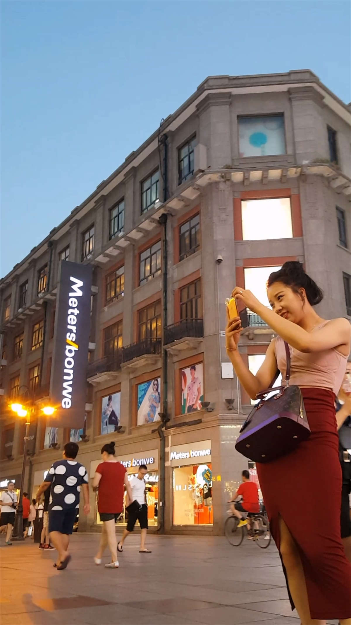 图片[2]-深红紧身包臀长裙美少妇-日更街拍