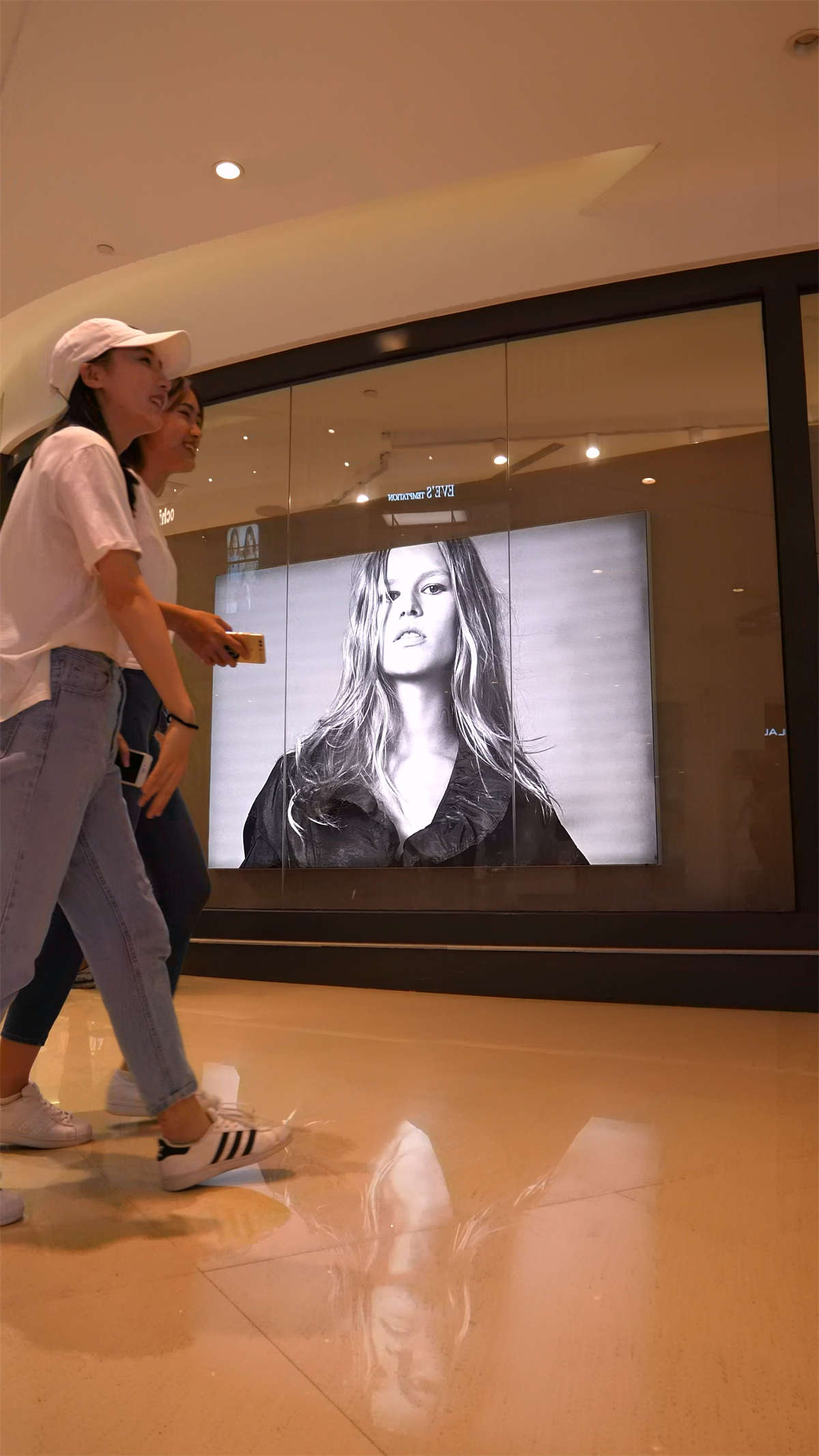 图片[2]-超紧身蓝牛白T恤美女闺蜜-日更街拍