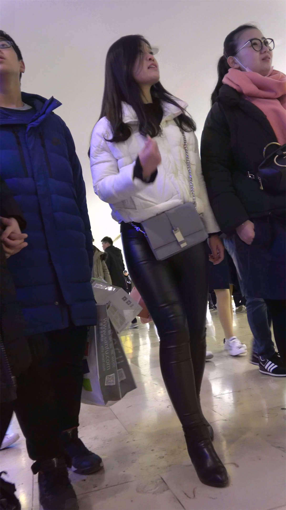 图片[2]-黑色紧身皮裤美女-日更街拍