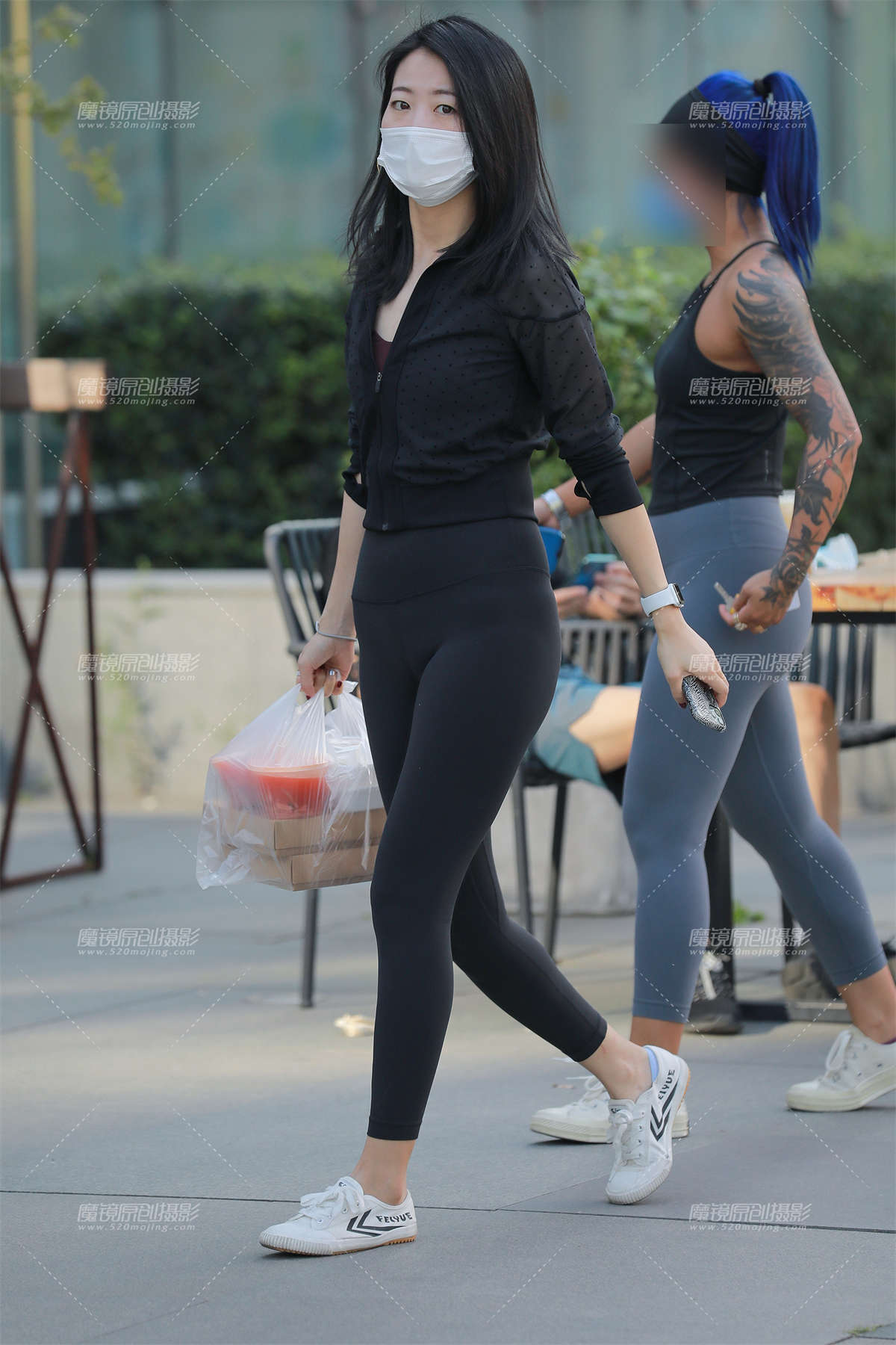 黑色瑜伽裤美眉-日更街拍