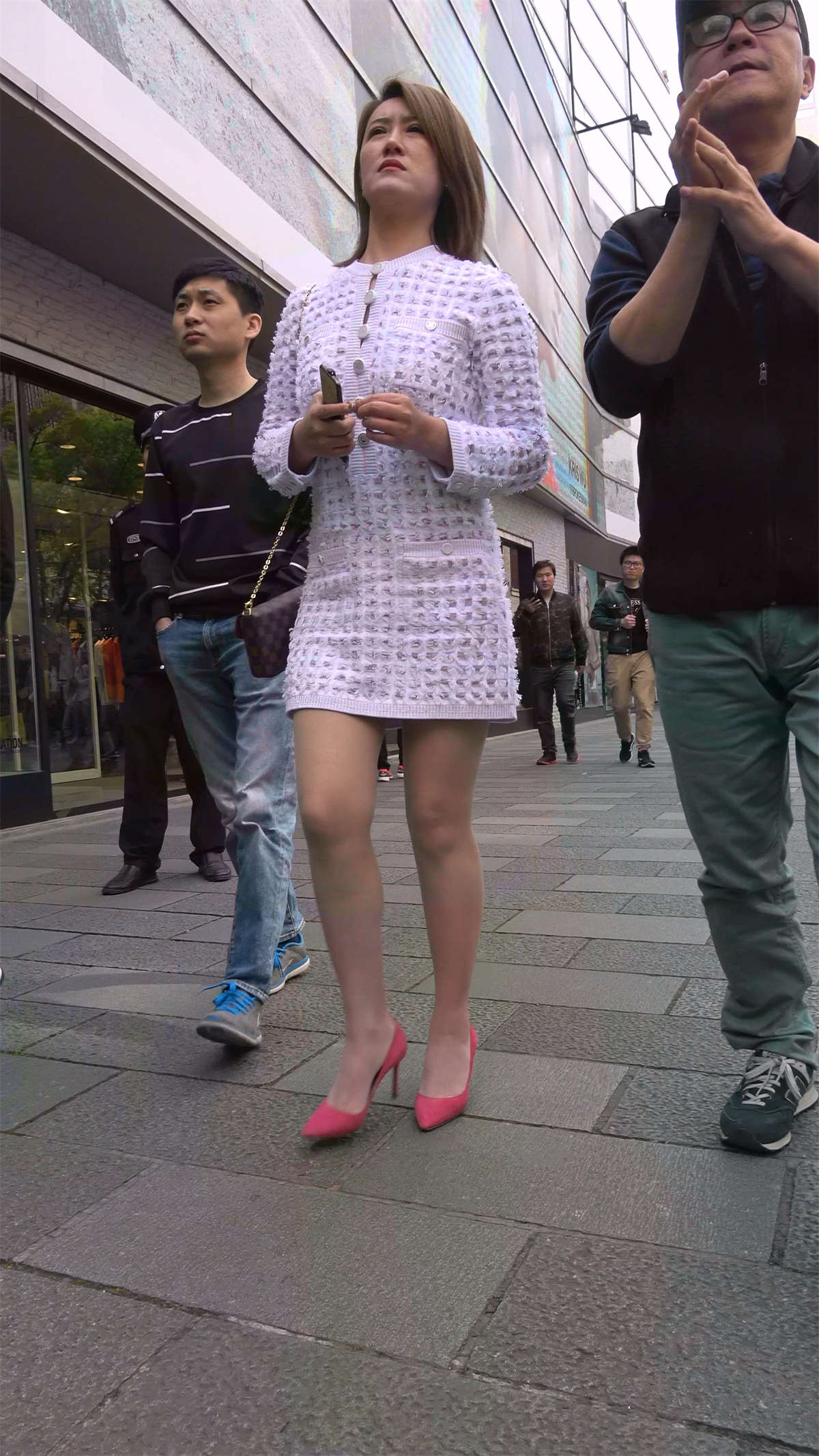 粉色高跟鞋魅力大方成熟女子-日更街拍