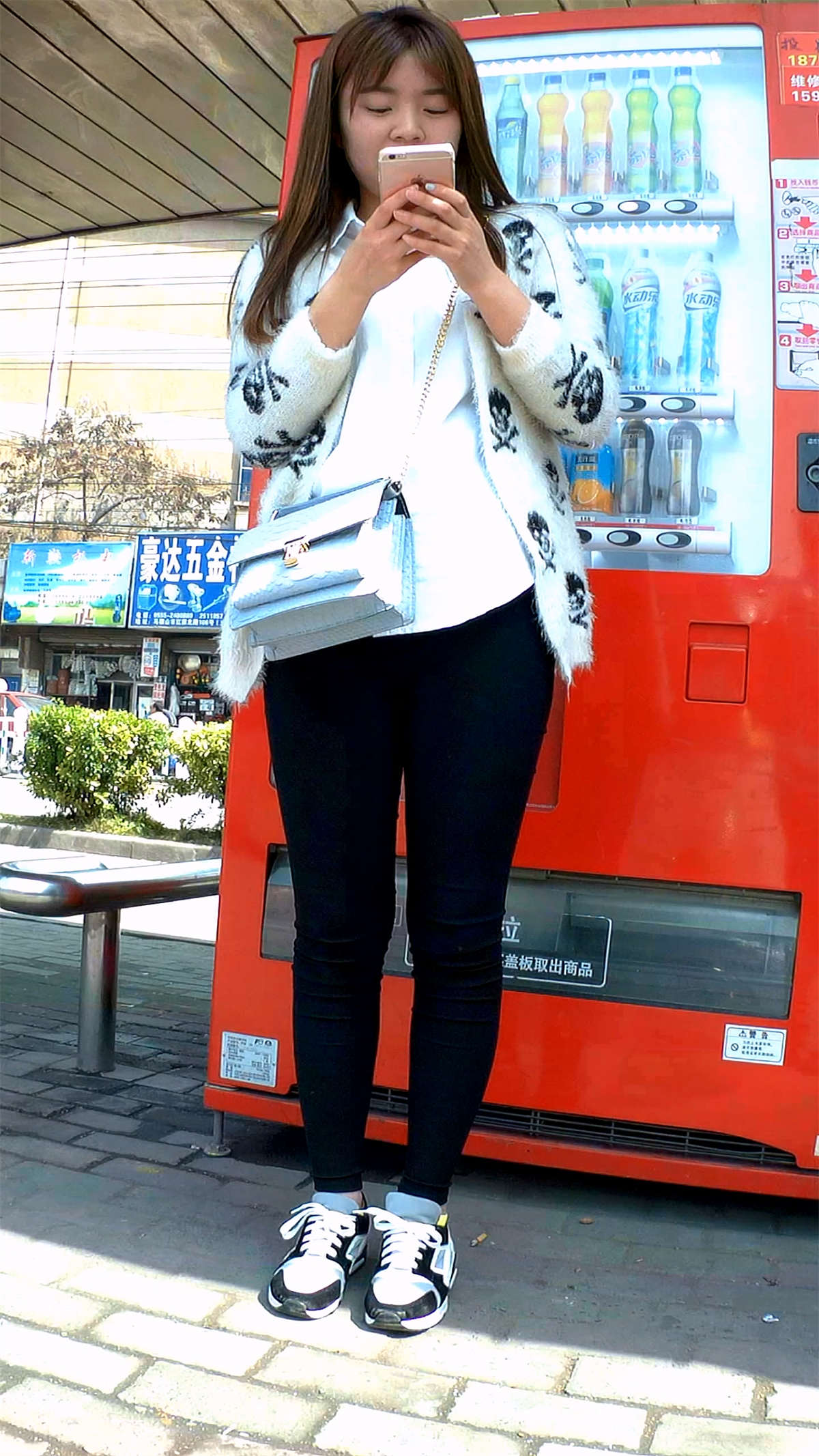 图片[2]-在等闺蜜的紧身丰臀MM-日更街拍