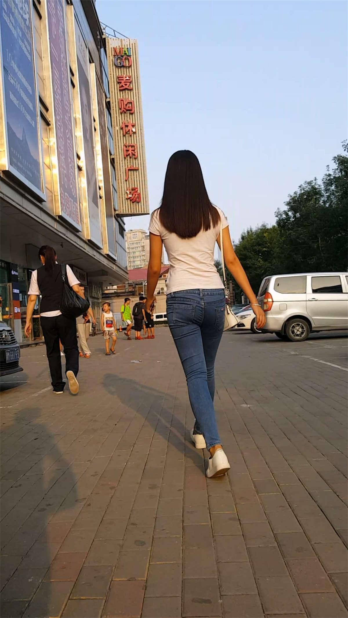蓝色紧绷牛仔裤性感长发美女-日更街拍