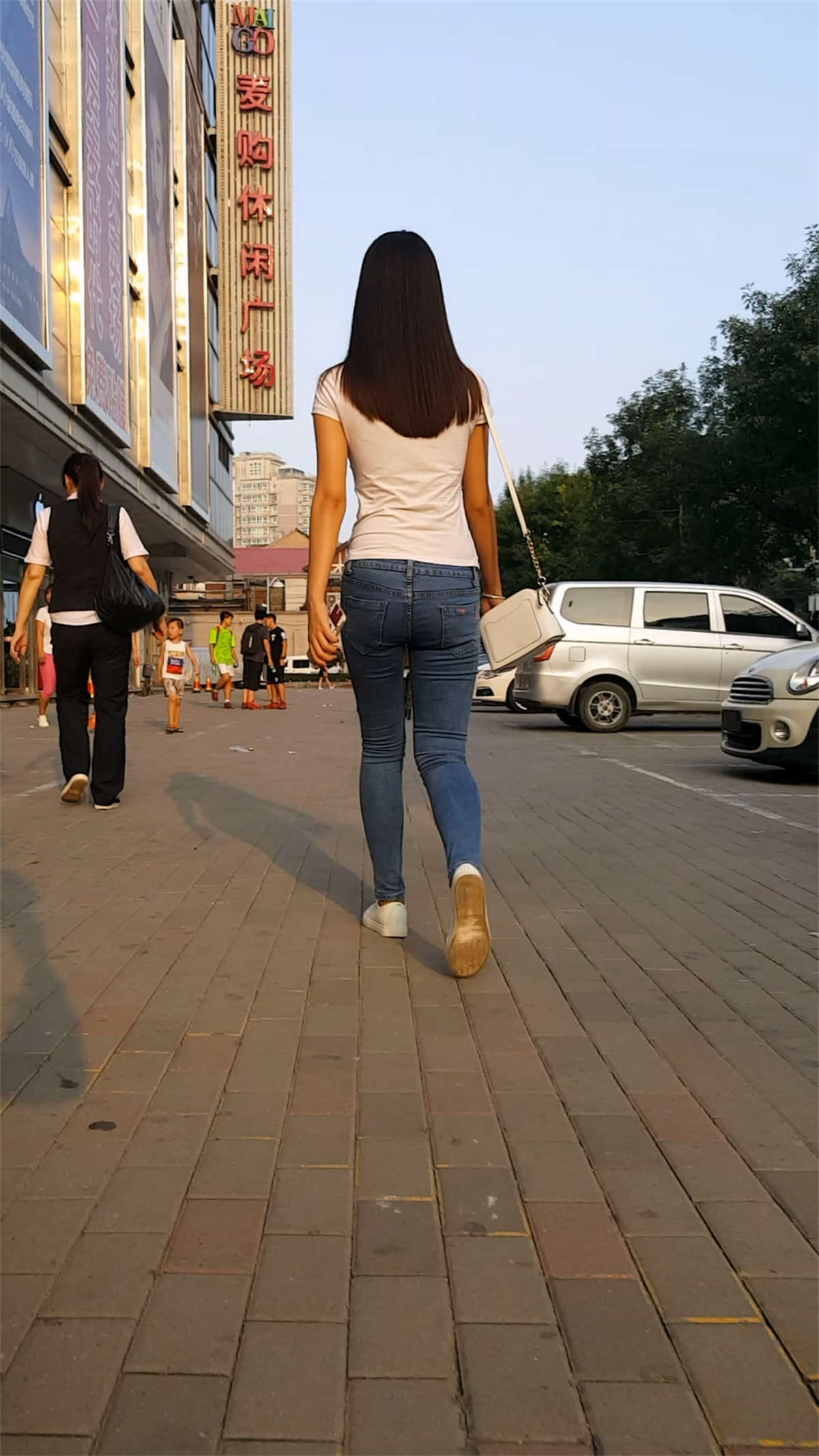 图片[2]-蓝色紧绷牛仔裤性感长发美女-日更街拍