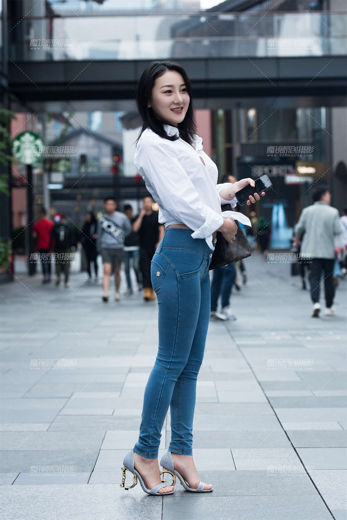 【慕容笙赛贴】紧身牛子美女-日更街拍