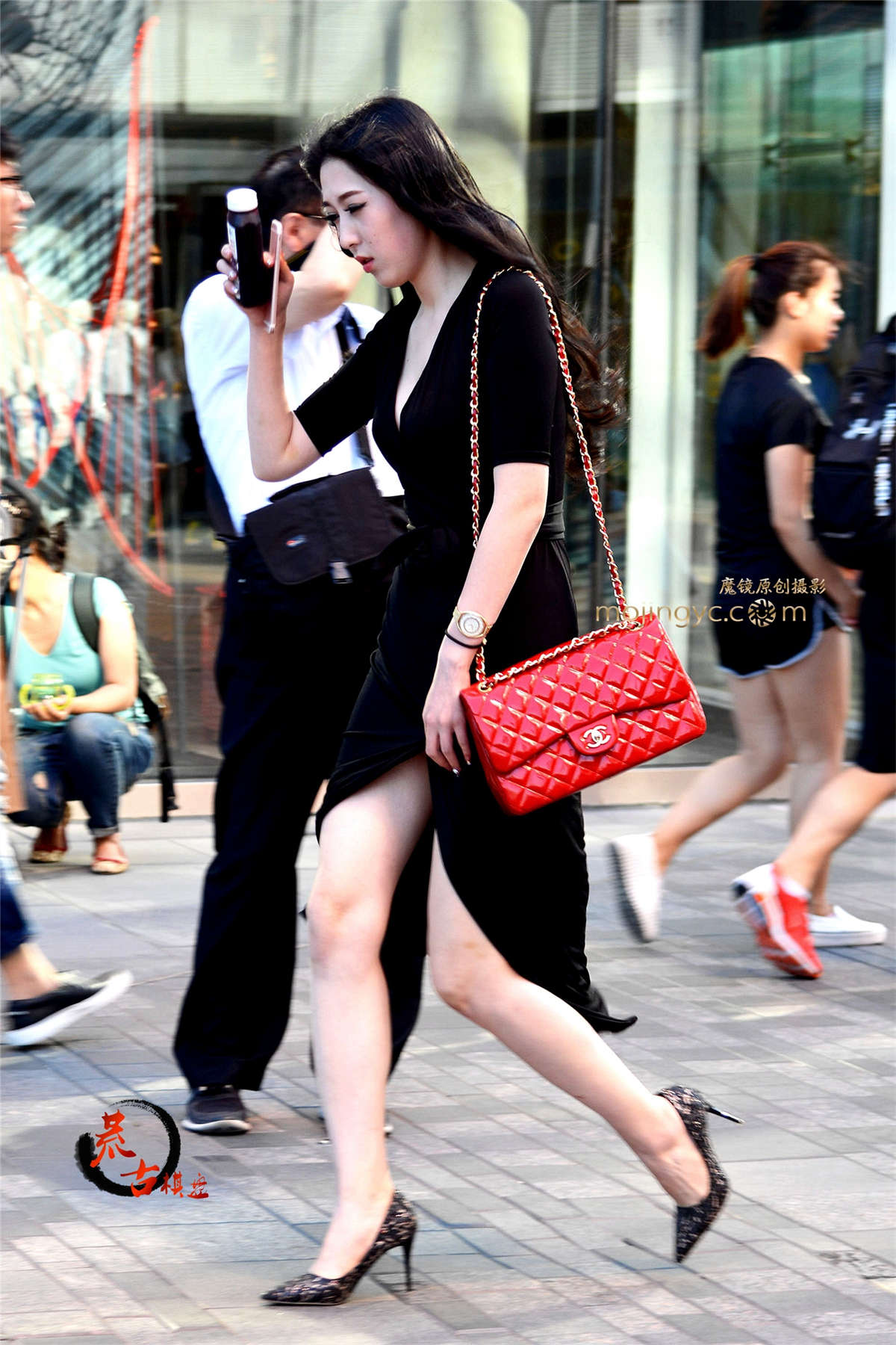 16.8.22 开叉长裙，深V露白乳-日更街拍