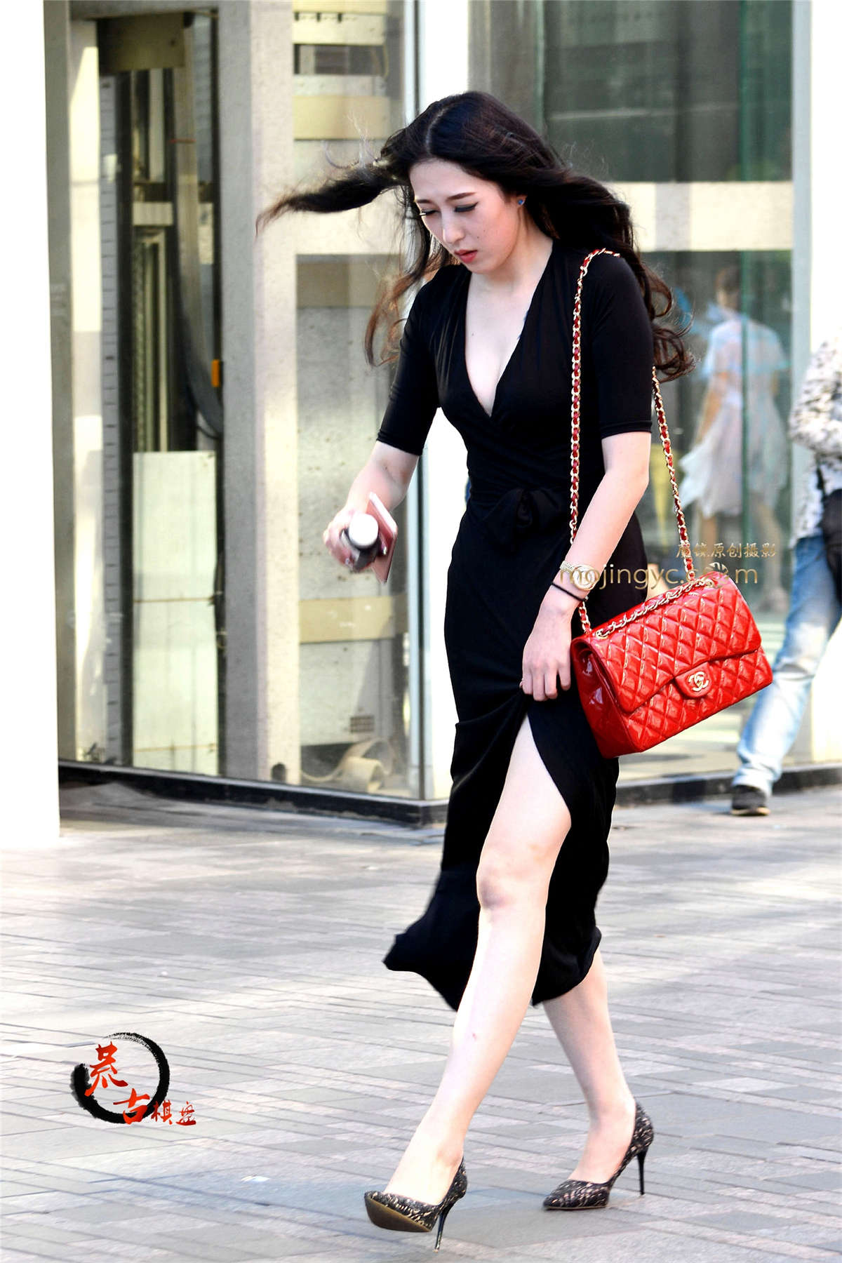 图片[2]-16.8.22 开叉长裙，深V露白乳-日更街拍