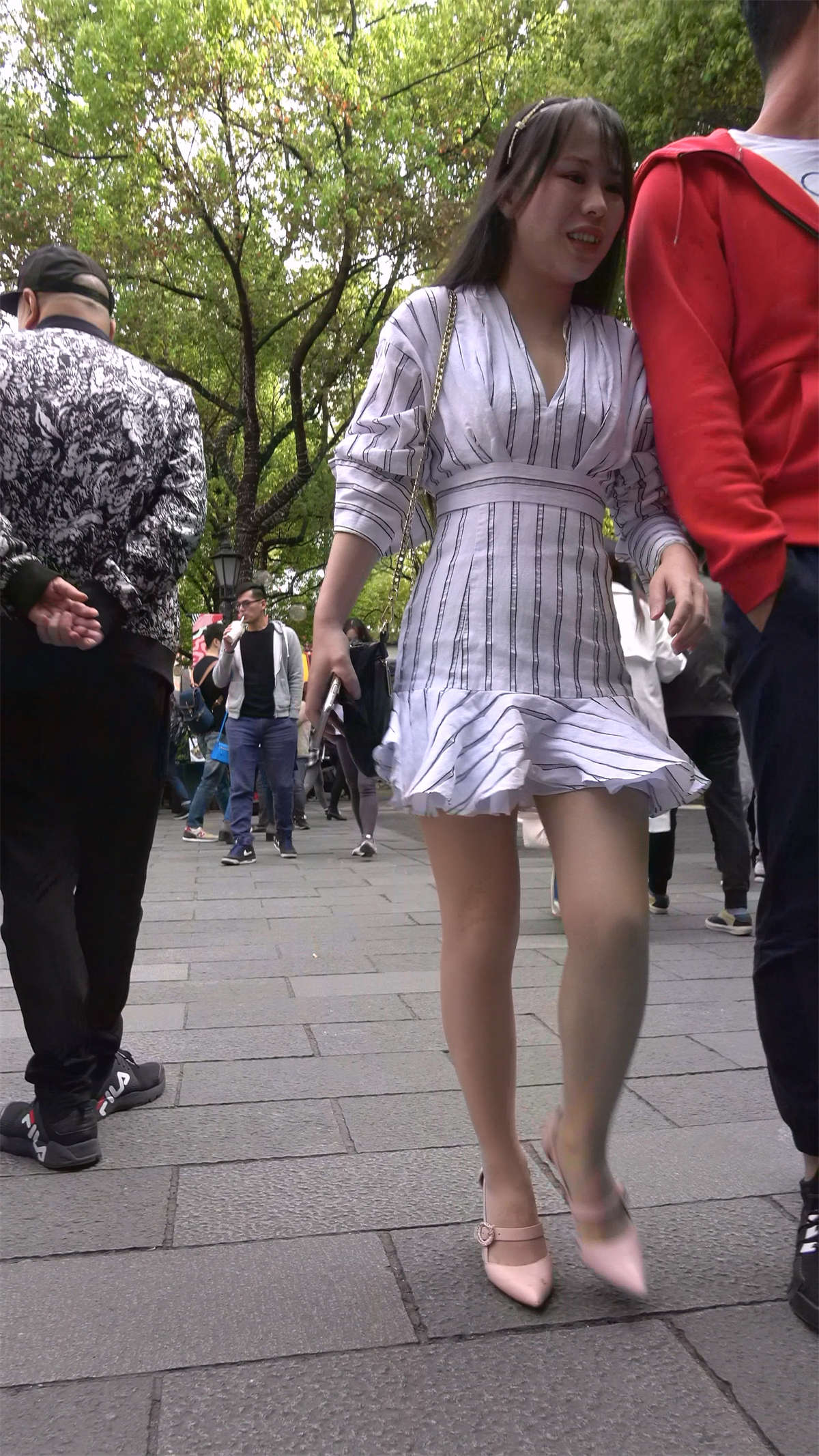 成熟性感短裙高跟美女-日更街拍