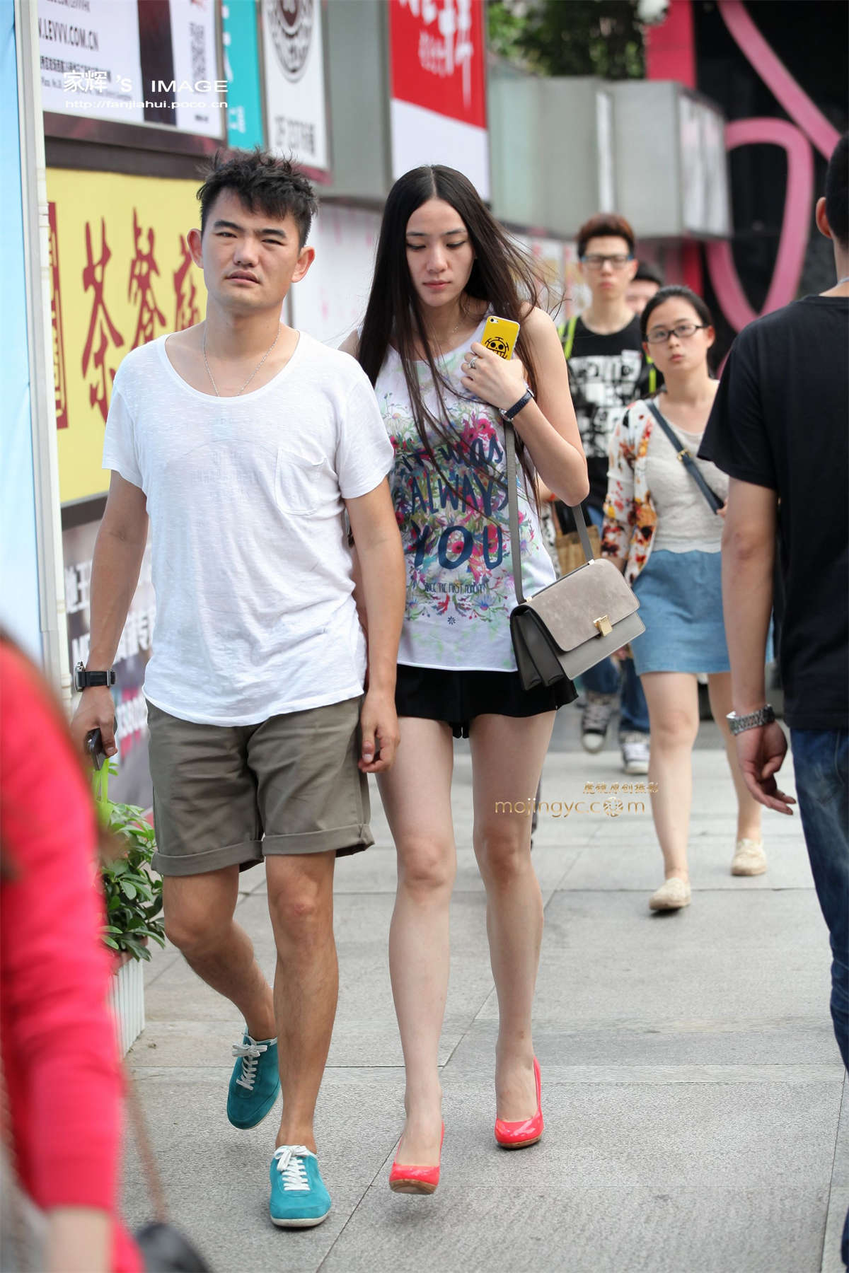 红色高高跟鞋长发美女-日更街拍