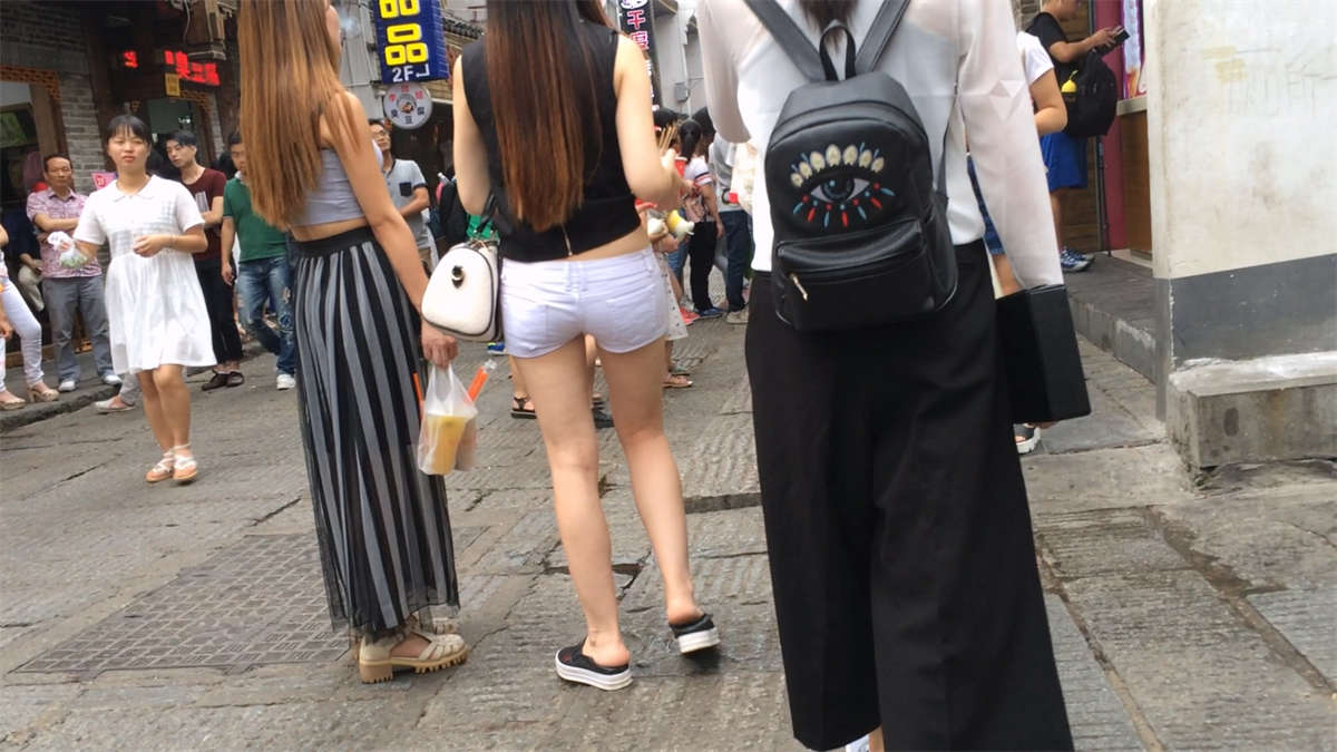 图片[2]-白色超低腰热裤美女和姐妹逛街-日更街拍