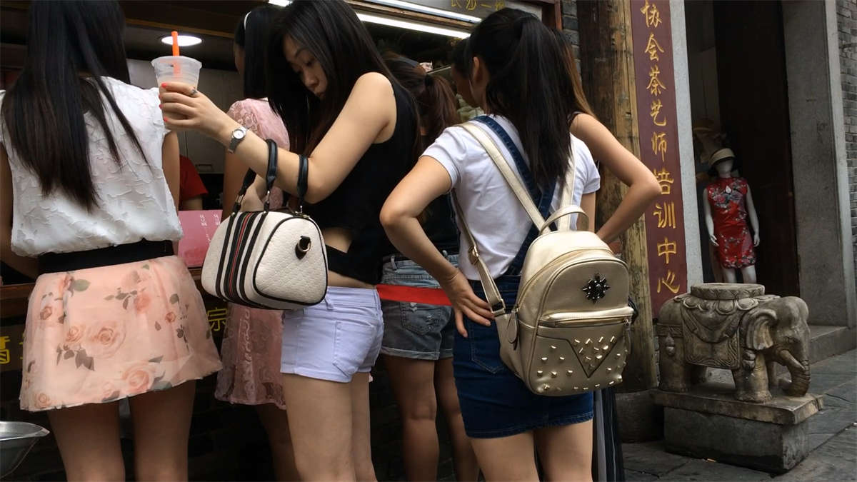 白色超低腰热裤美女和姐妹逛街-日更街拍