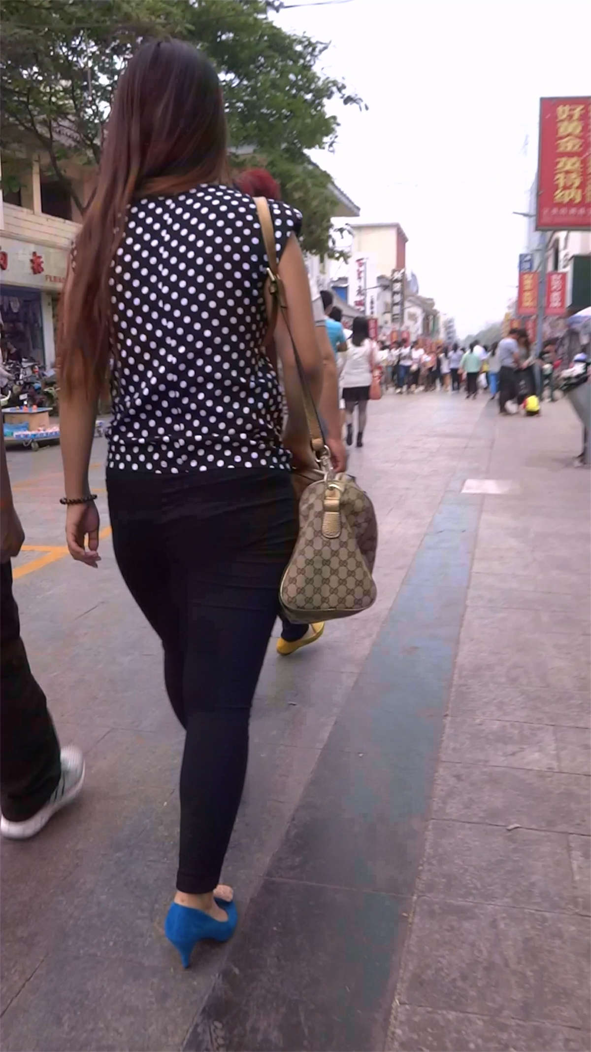 图片[2]-蓝色高跟鞋丰臀重口味MM-日更街拍