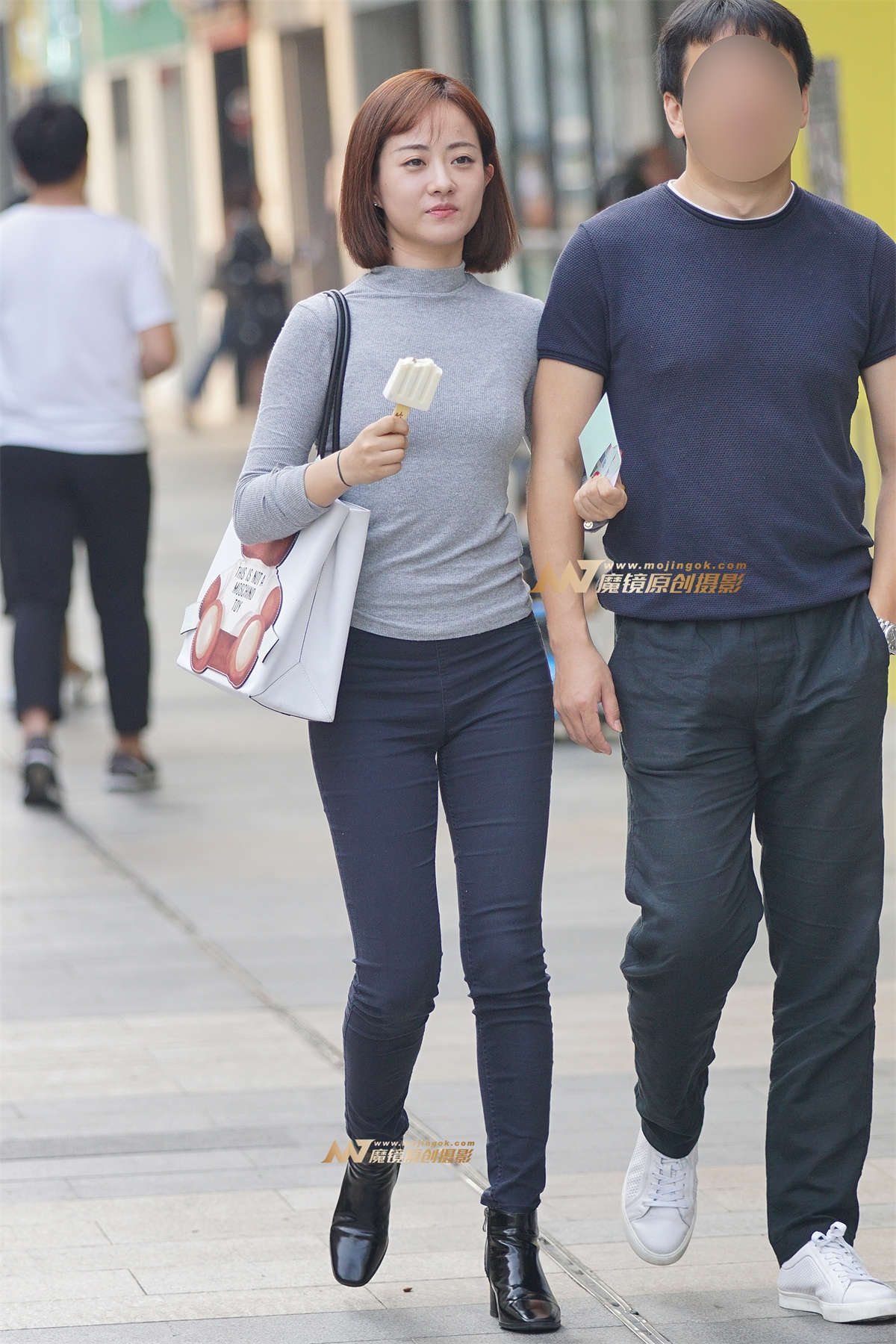 靓妹子也有长腿翘臀-日更街拍