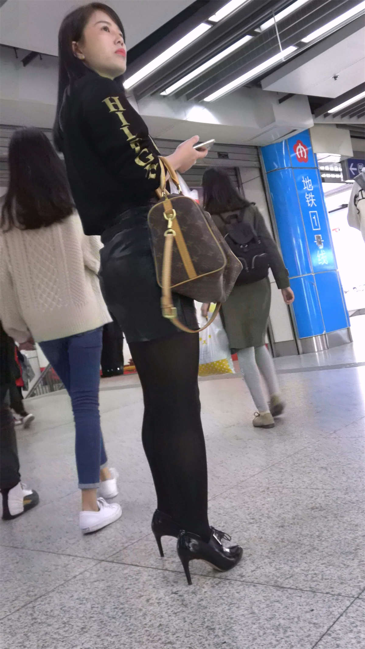 图片[2]-皮裙丝袜美女-日更街拍