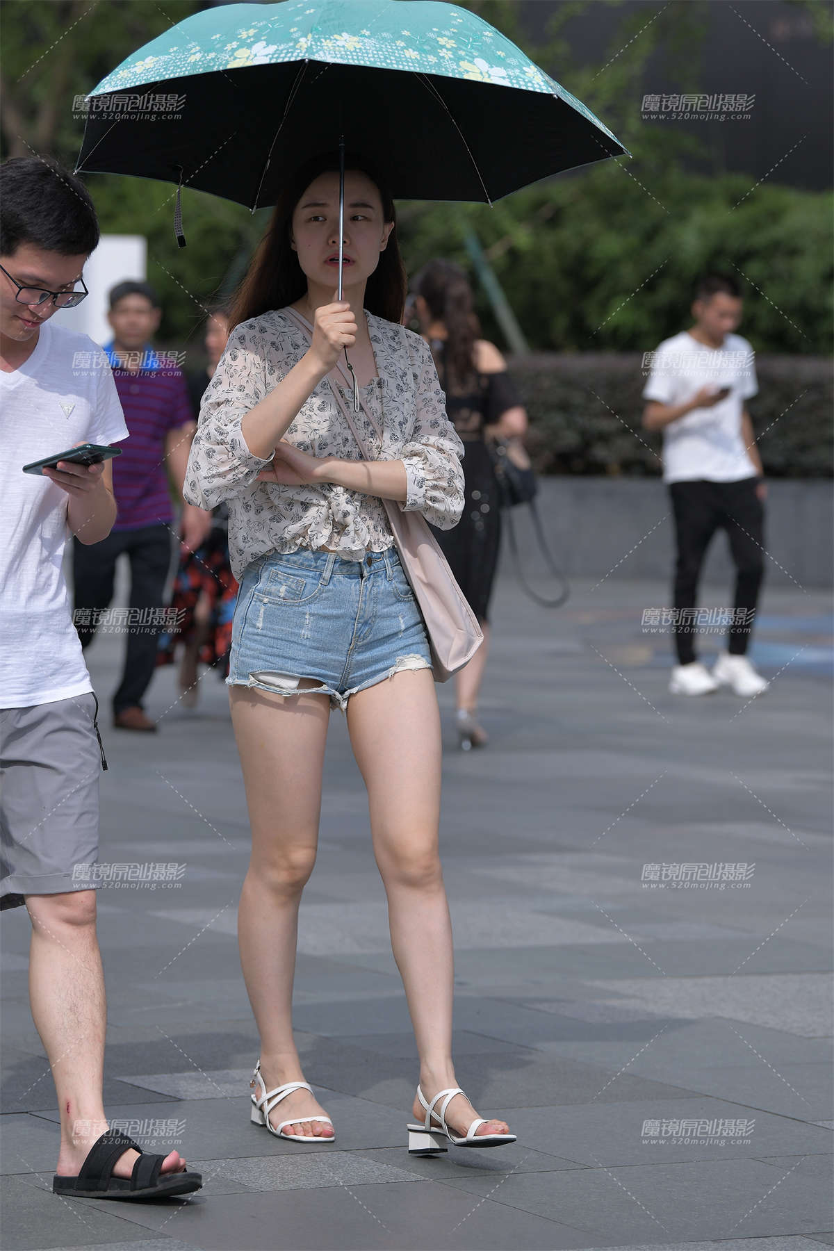 清纯热裤大白腿-日更街拍