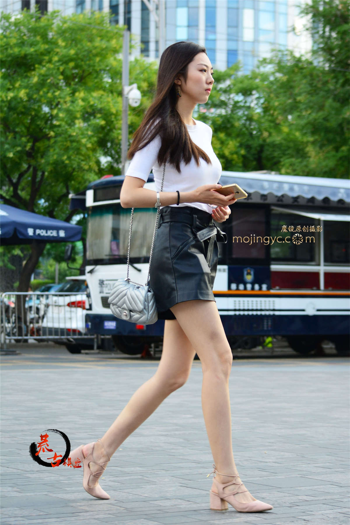 16.8.22 皮裙长腿-日更街拍