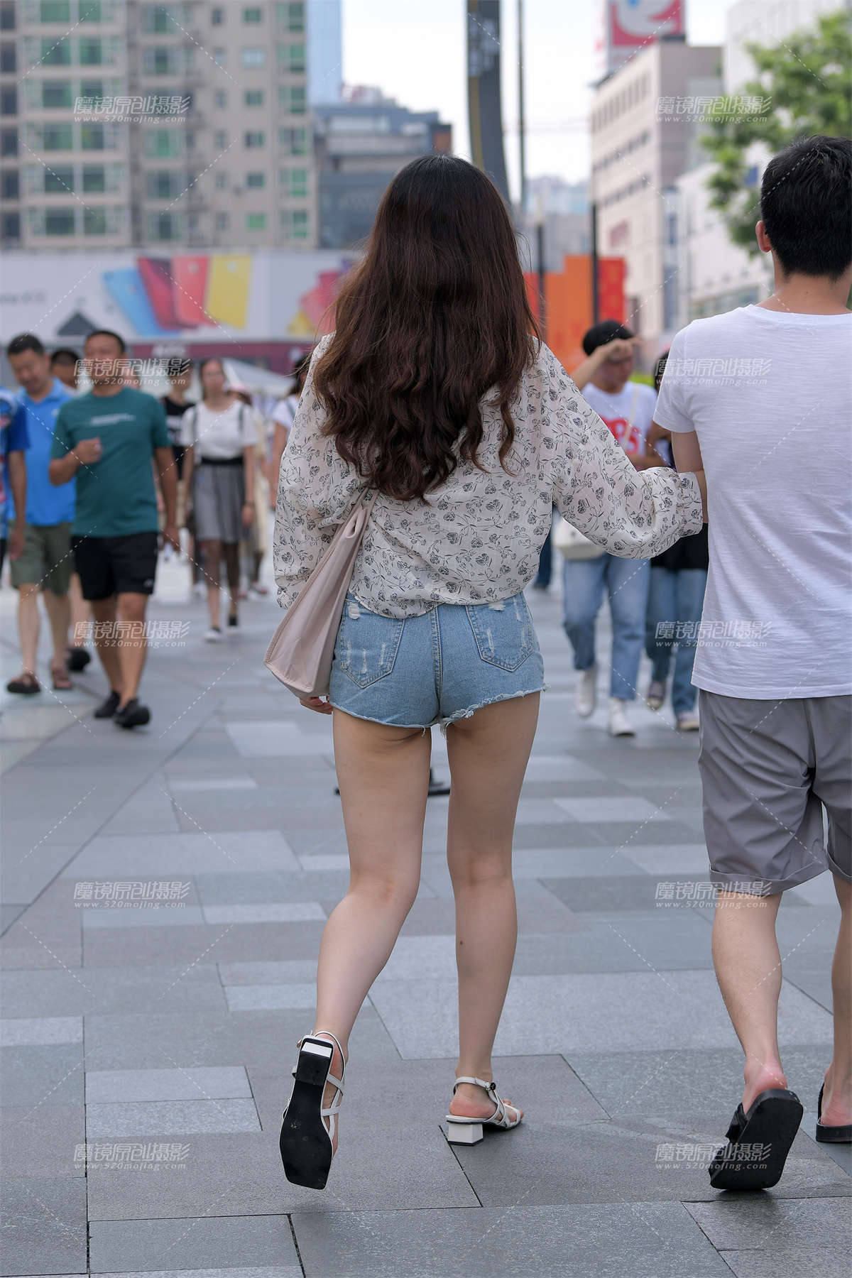 图片[2]-清纯热裤大白腿-日更街拍