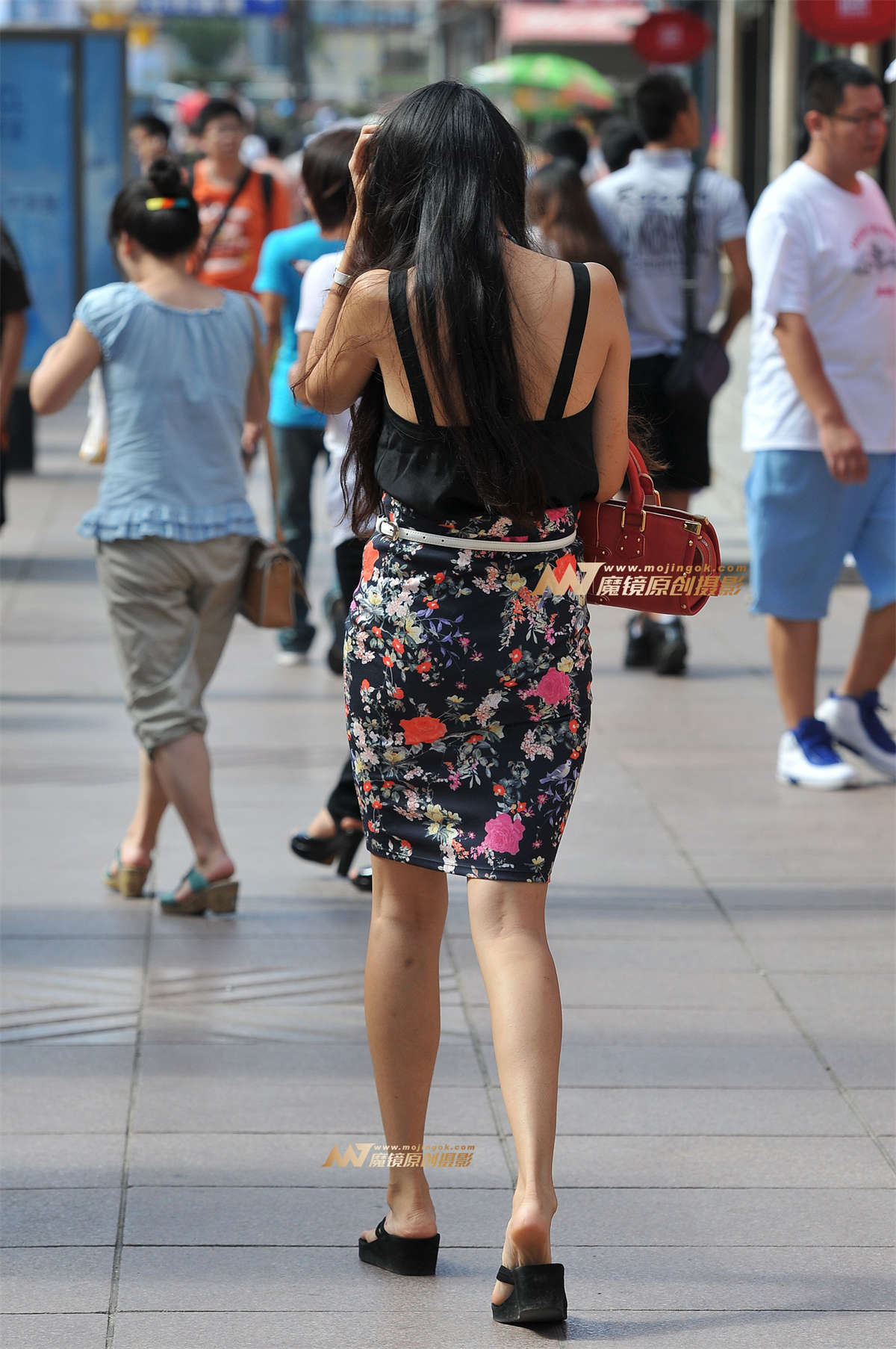 图片[2]-紧身花短裙 时尚气质的墨镜美女-日更街拍