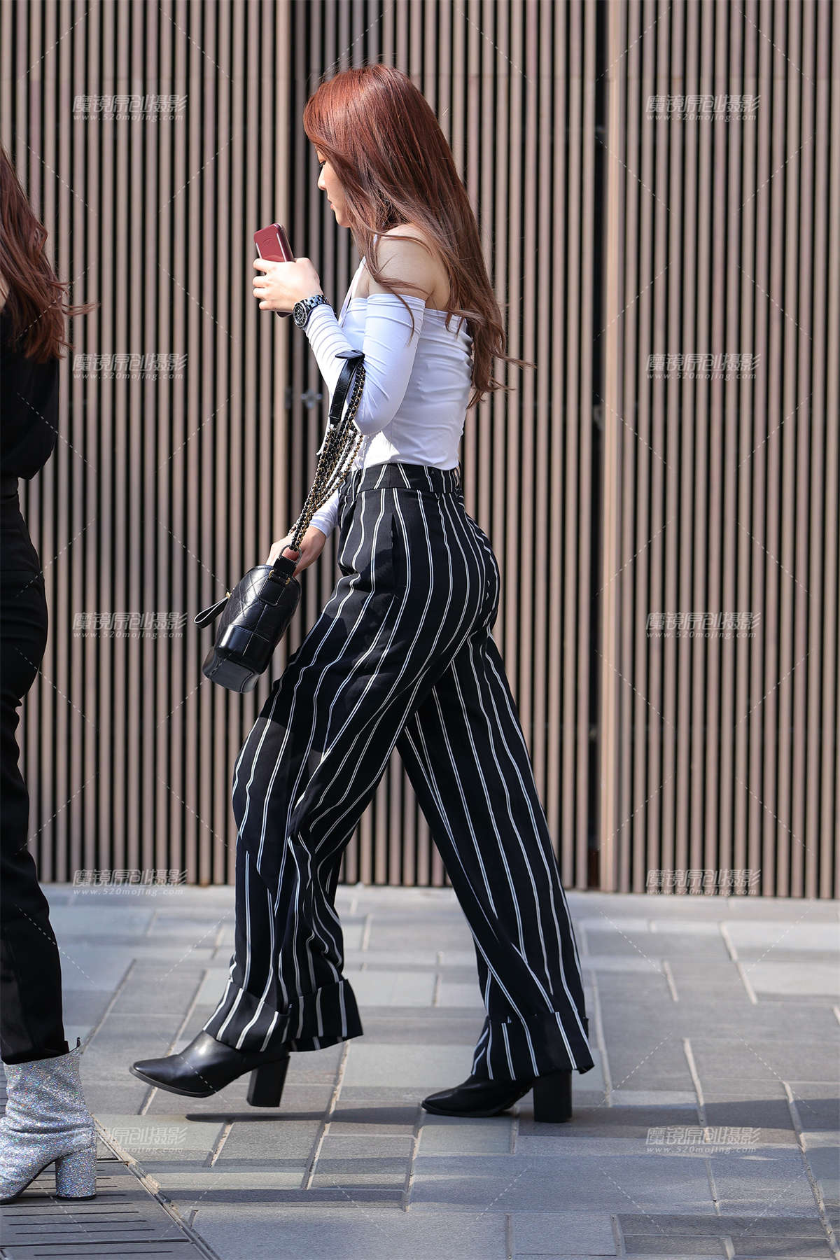 裹胸翘臀小姐姐-日更街拍