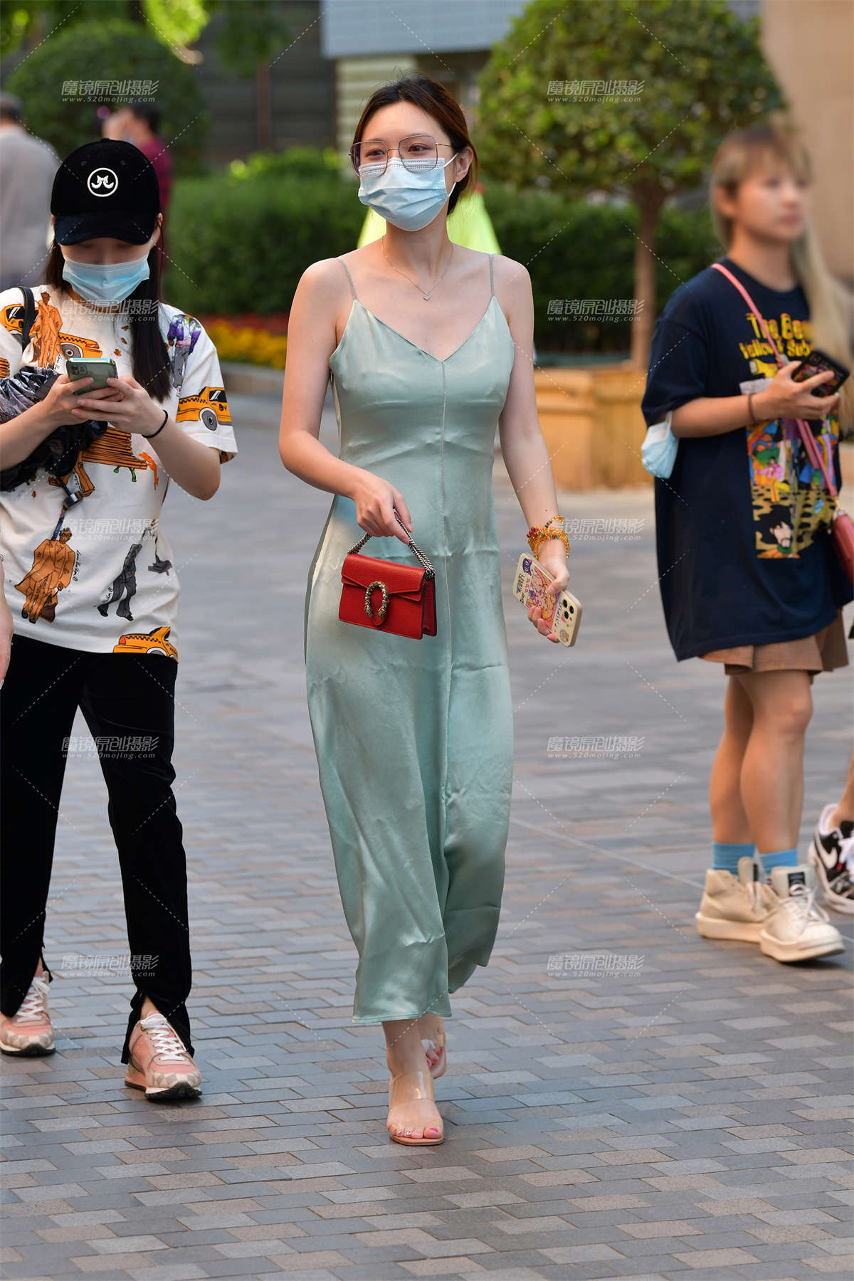 ★清纯吊带长裙美女-日更街拍