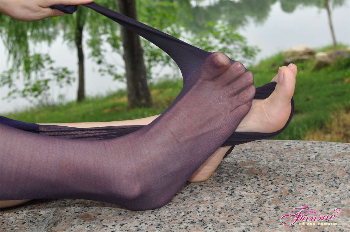 图片[2]-Fannie芬妮美足园NO.164 丝魅户外篇（紫丝）-日更街拍