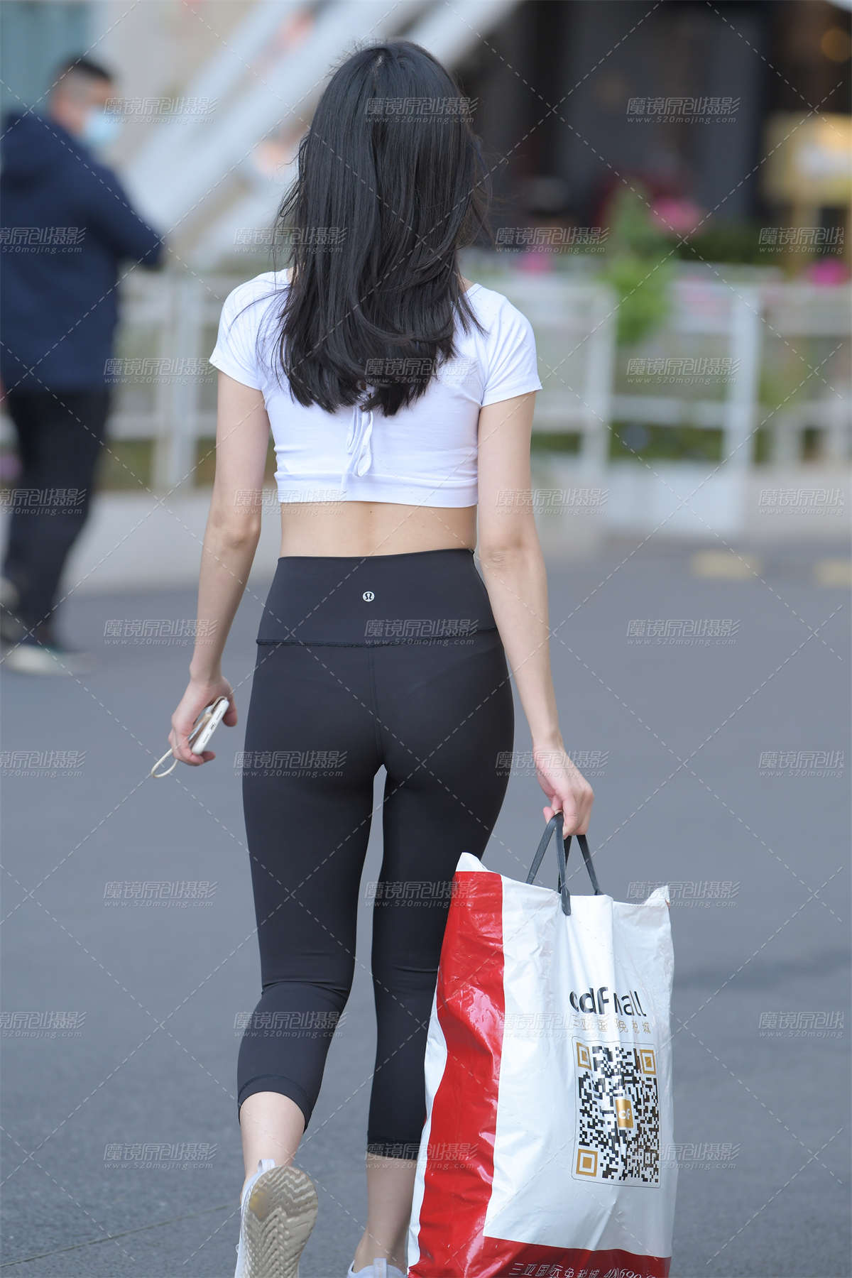 图片[2]-【红石街拍作品】黑色瑜伽裤女孩-日更街拍