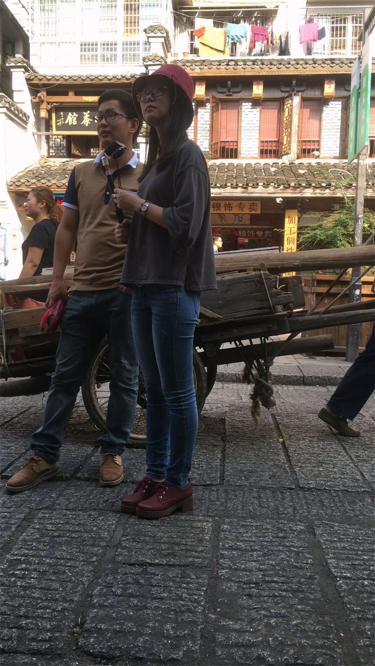 图片[2]-身材高挑的牛仔紧裤美眉-日更街拍