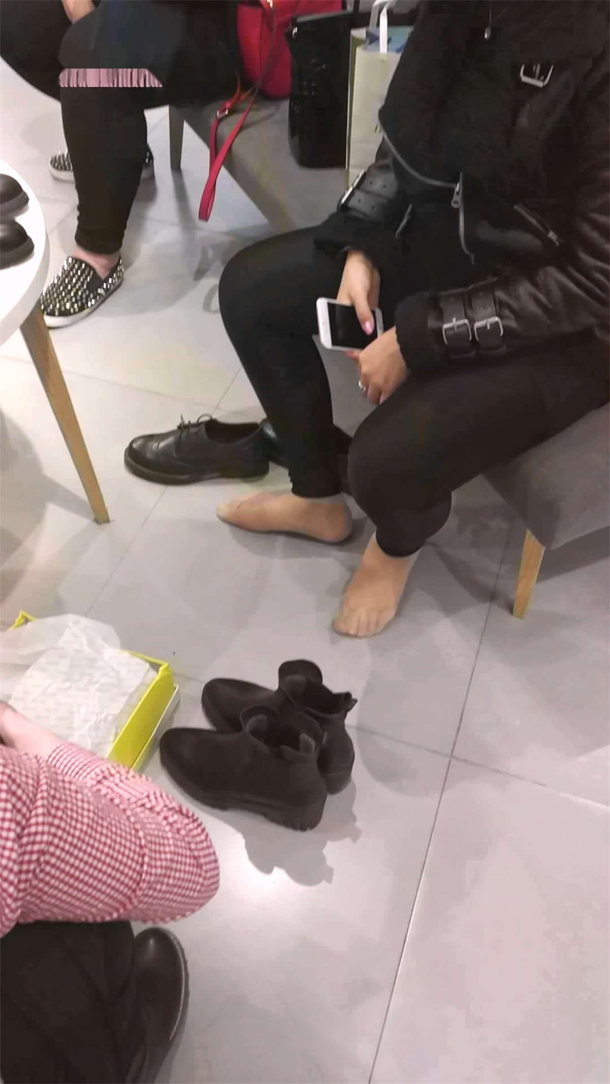 肉丝美脚鞋店试鞋-日更街拍