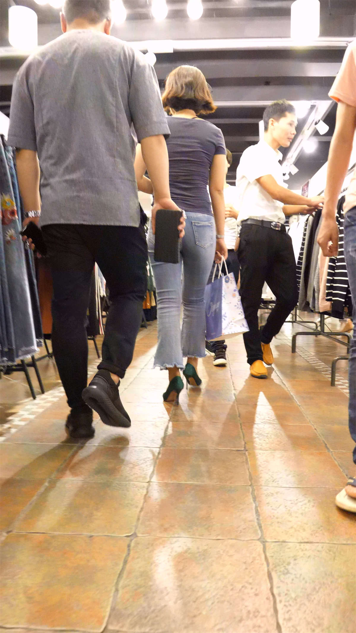 图片[2]-丰满的紧身牛仔裤性感少妇-日更街拍