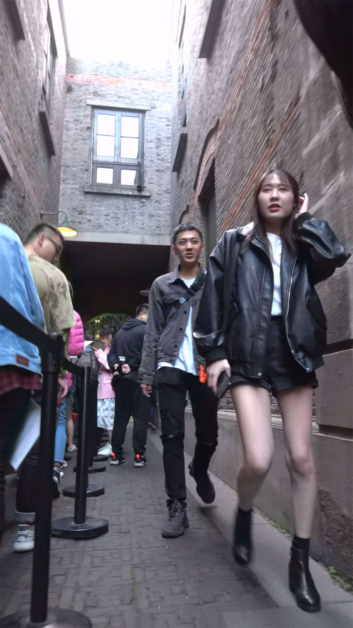 美腿小眼睛妹子-日更街拍