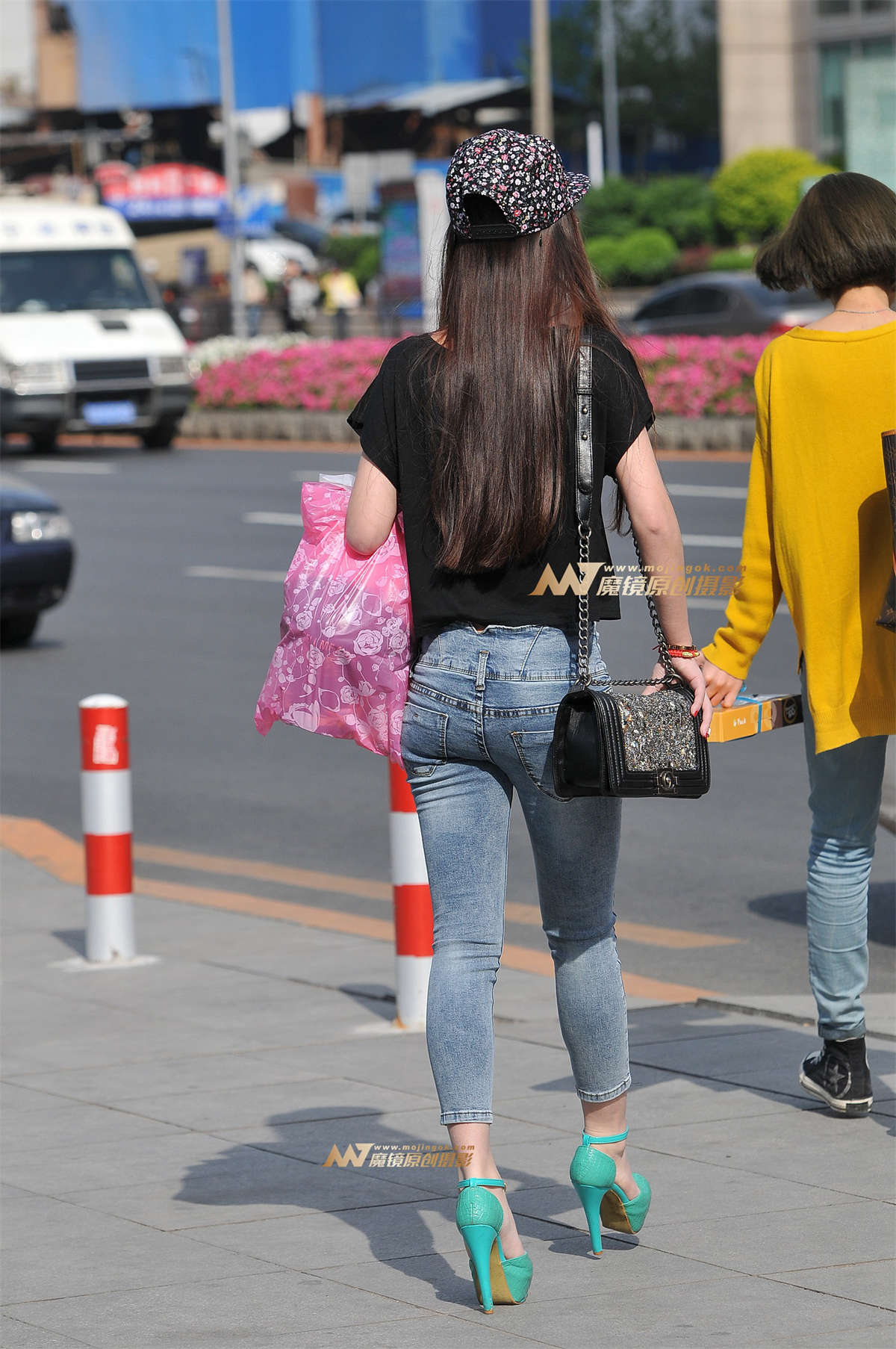 图片[2]-紧身牛仔 展示圆润美臀-日更街拍