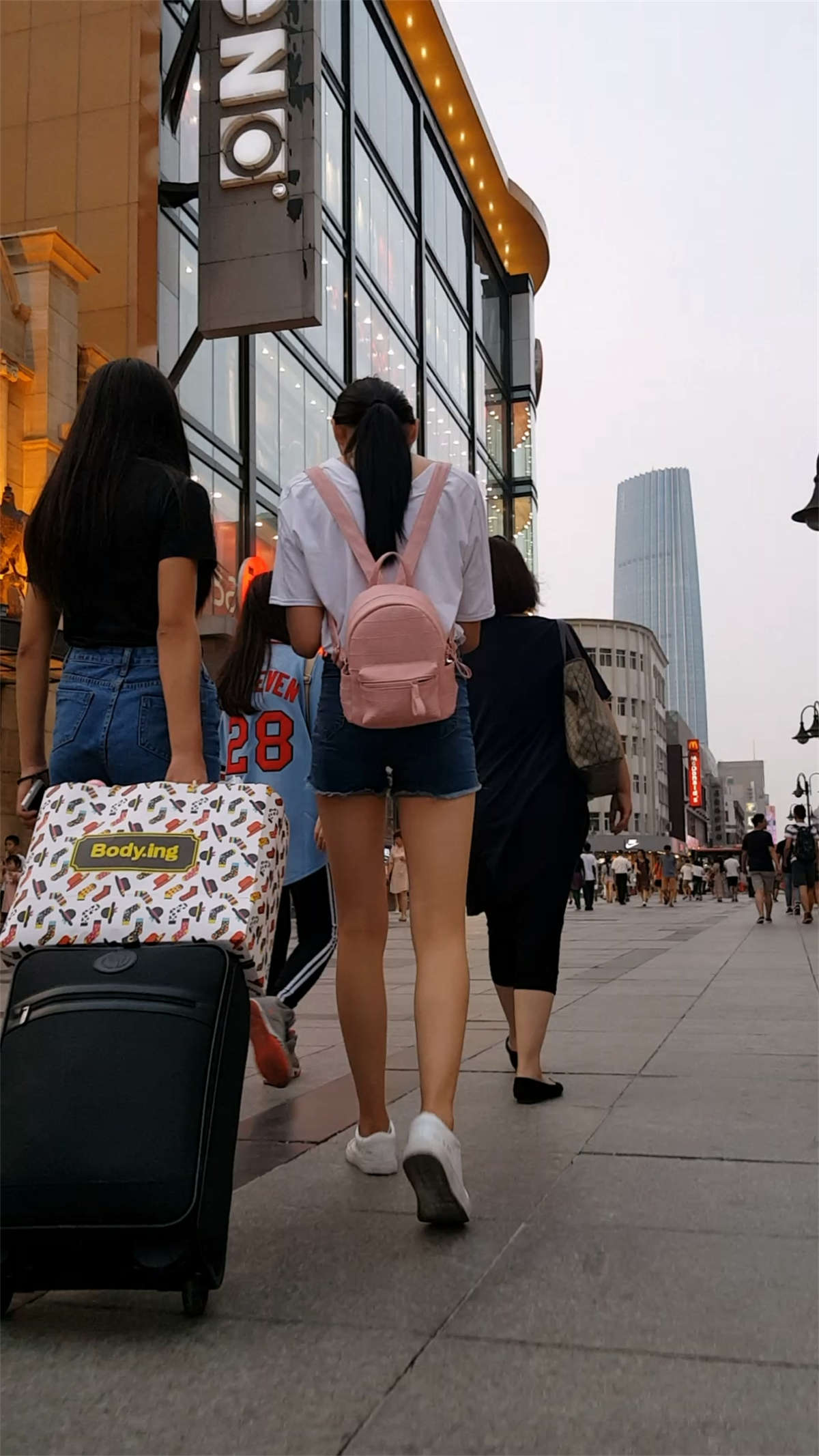 图片[2]-蓝色牛仔短裤极品长腿学生美眉-日更街拍