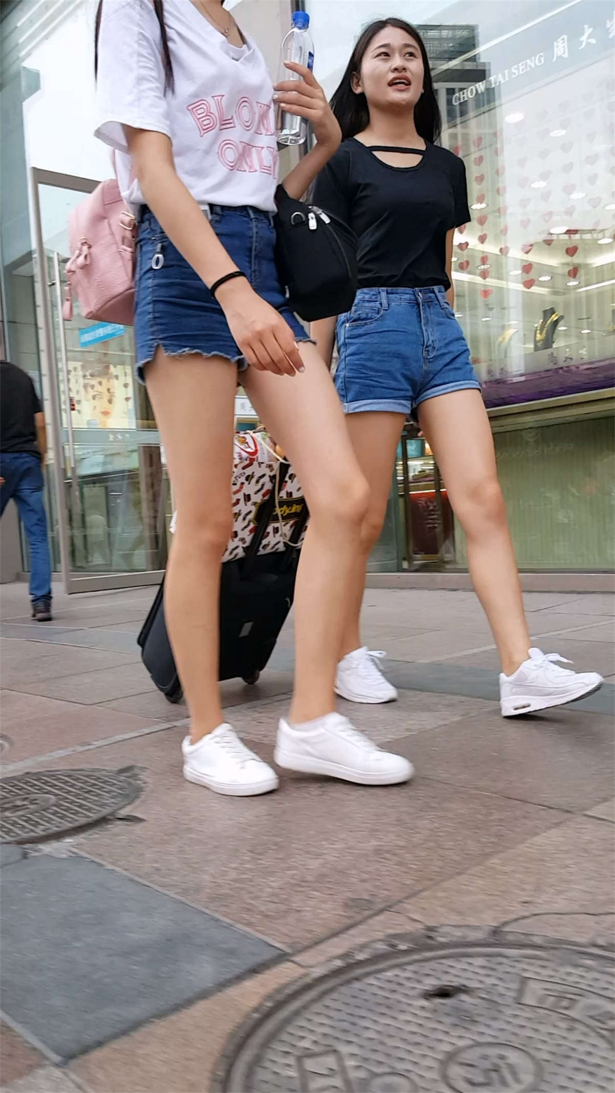 蓝色牛仔短裤极品长腿学生美眉-日更街拍
