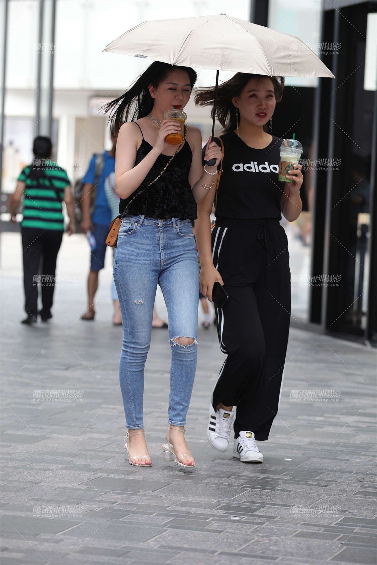 喝奶茶的紧牛闺蜜-日更街拍