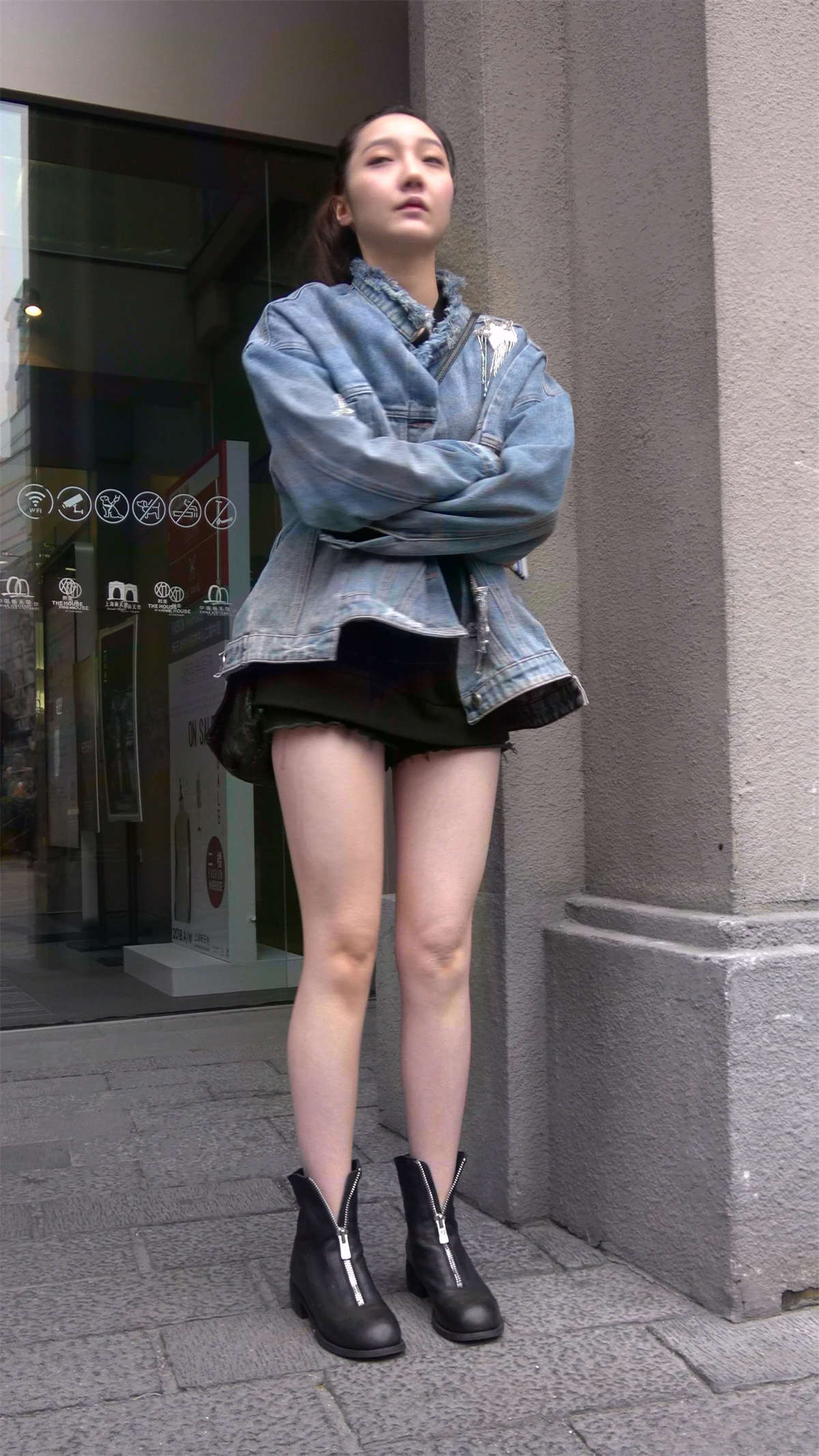 图片[2]-街拍苗条身材超短热裤美女姐姐-日更街拍