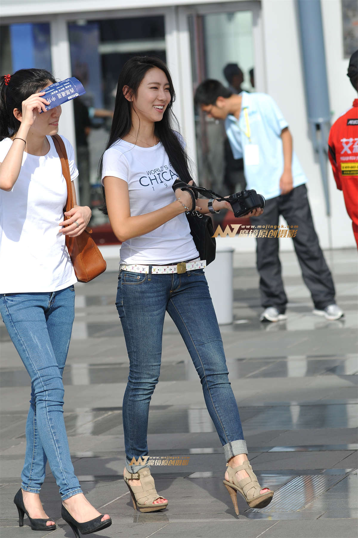 这样的紧身牛仔才有感觉-日更街拍