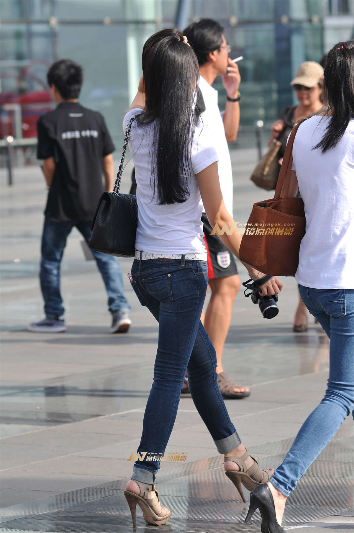 图片[2]-这样的紧身牛仔才有感觉-日更街拍