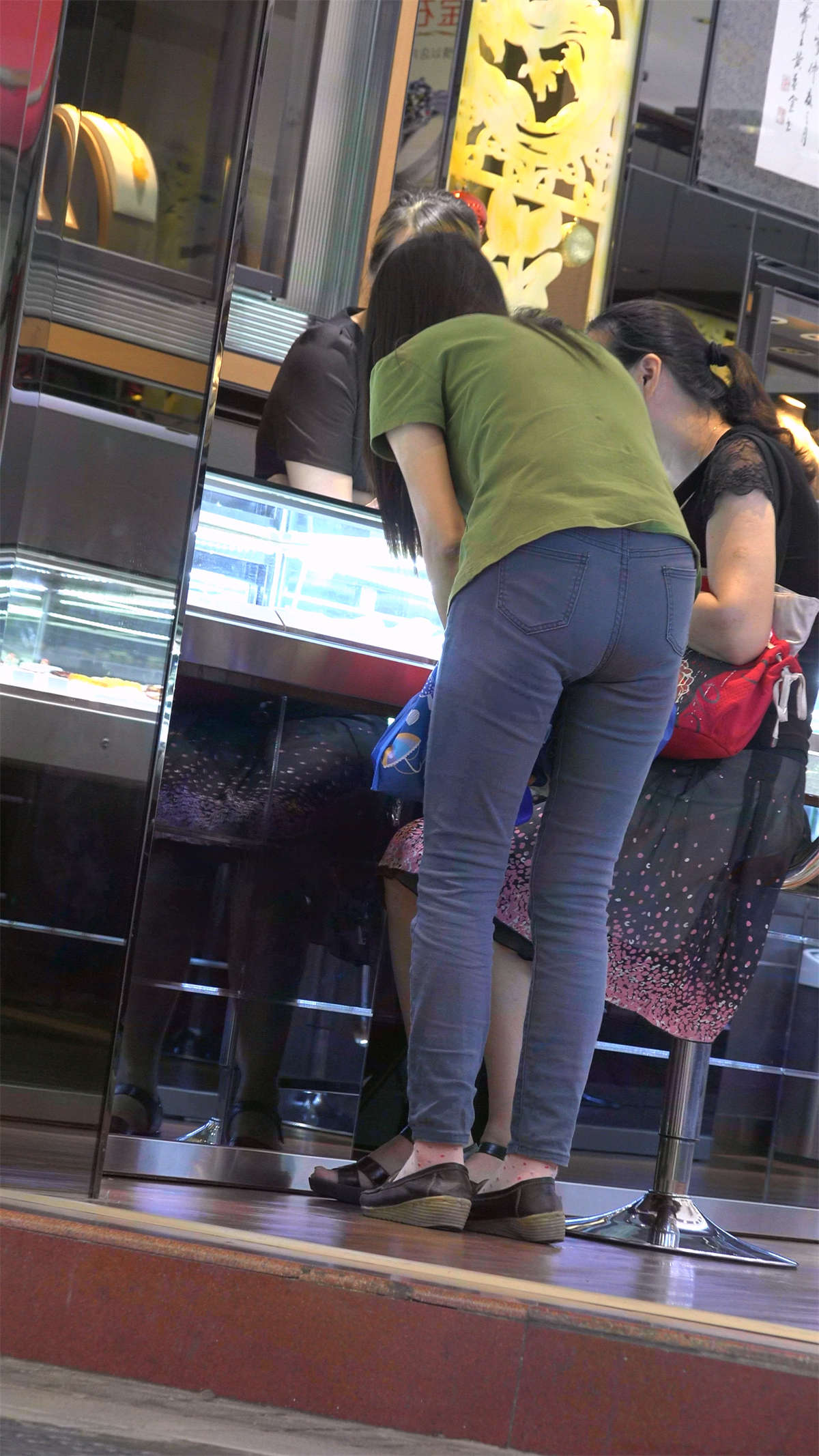 弯腰的紧身蓝牛美女清纯诱人-日更街拍