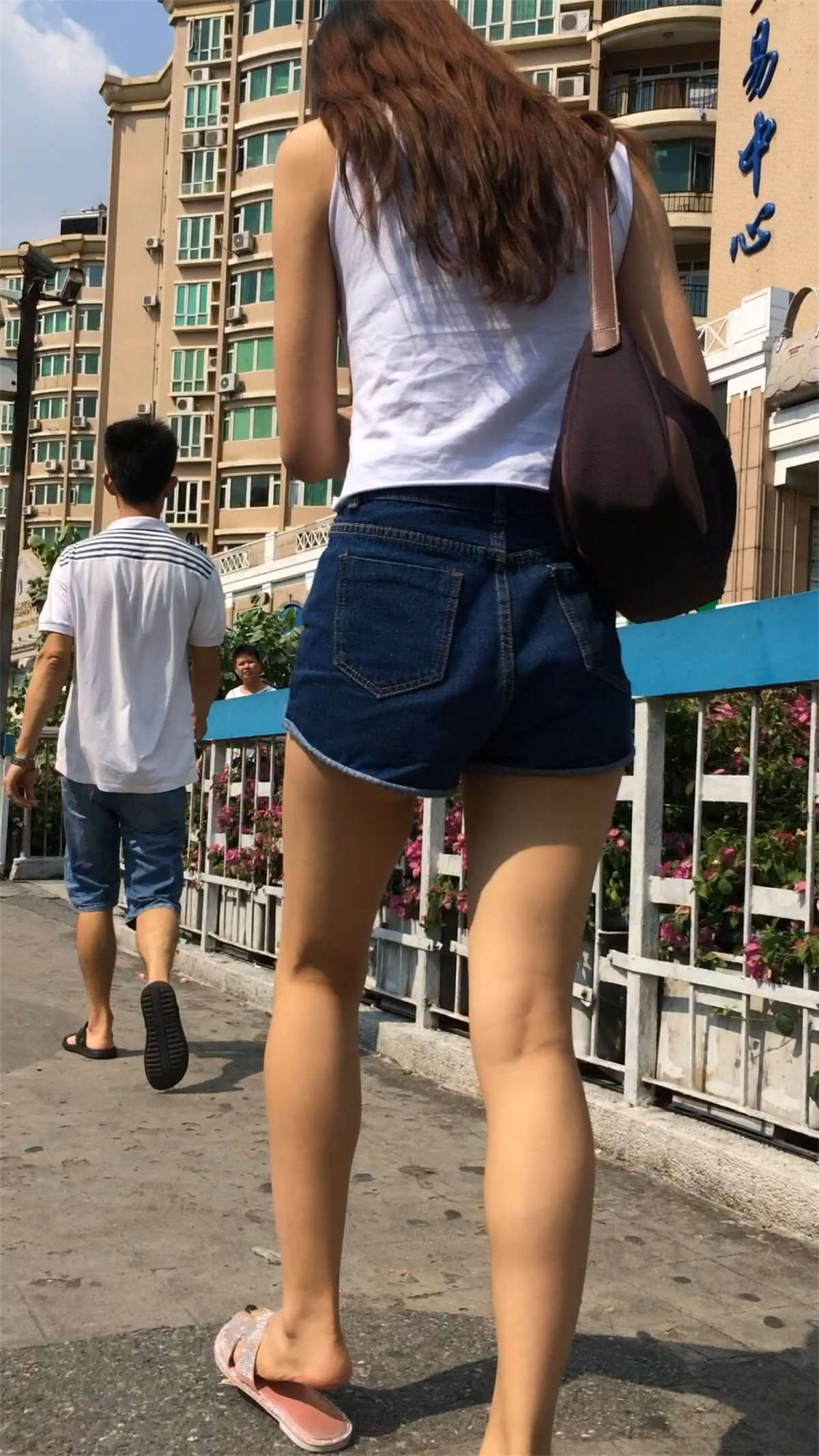 图片[2]-牛仔短裤走着很好看-日更街拍
