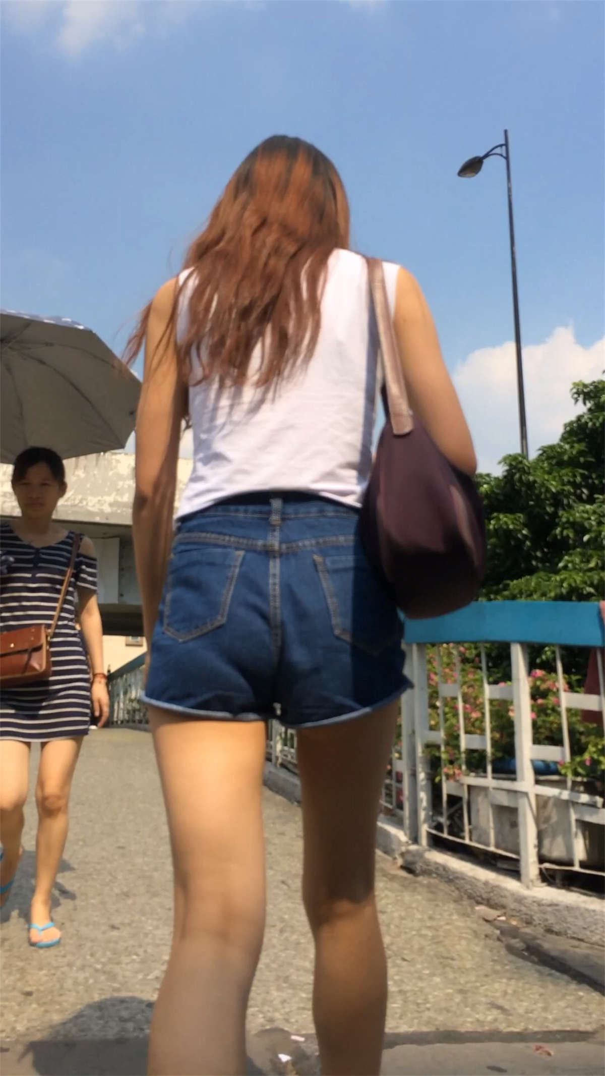 牛仔短裤走着很好看-日更街拍
