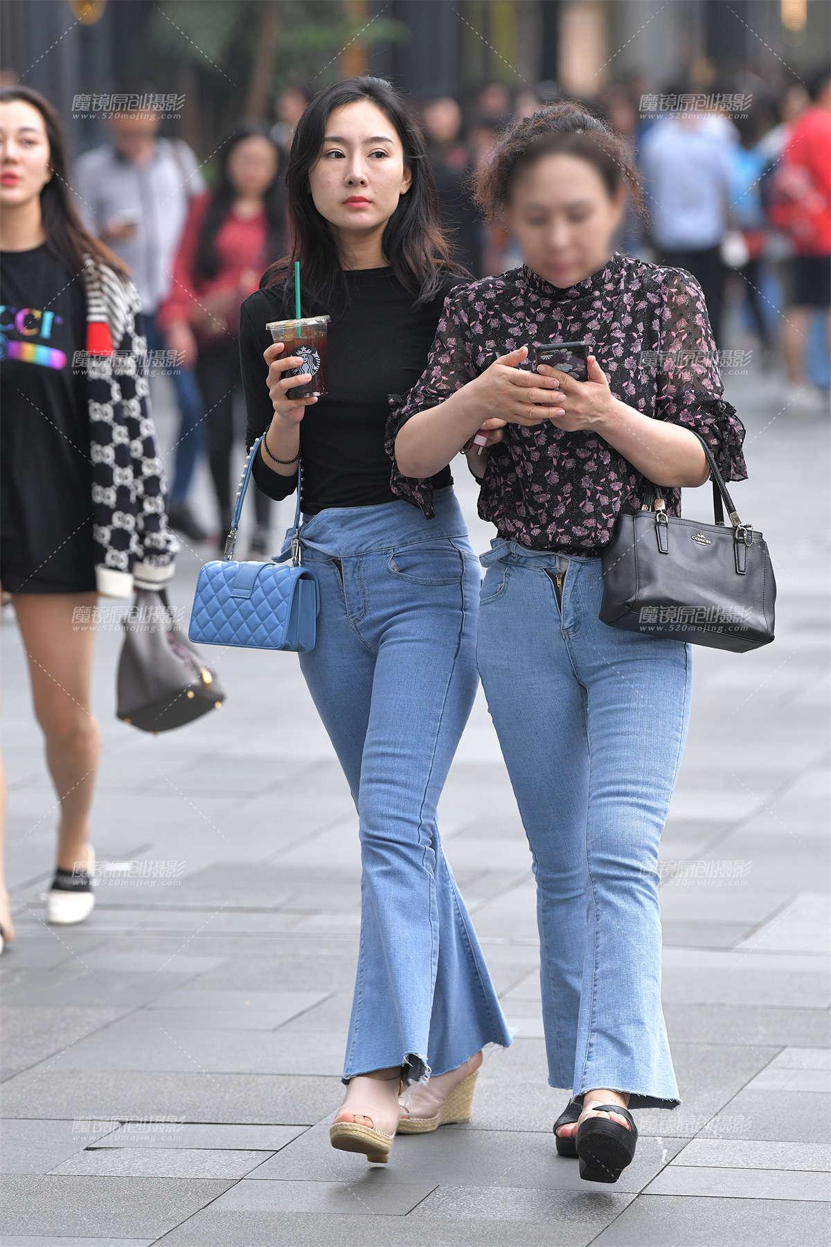 【视觉冲击赛贴】紧牛丰臀的奶茶小姐姐-日更街拍