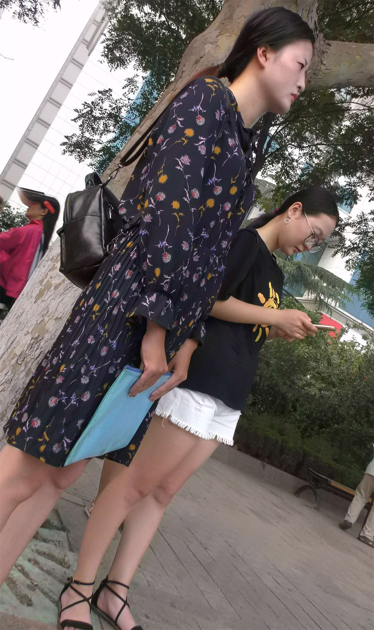 等公交的碎花连衣裙美女-日更街拍