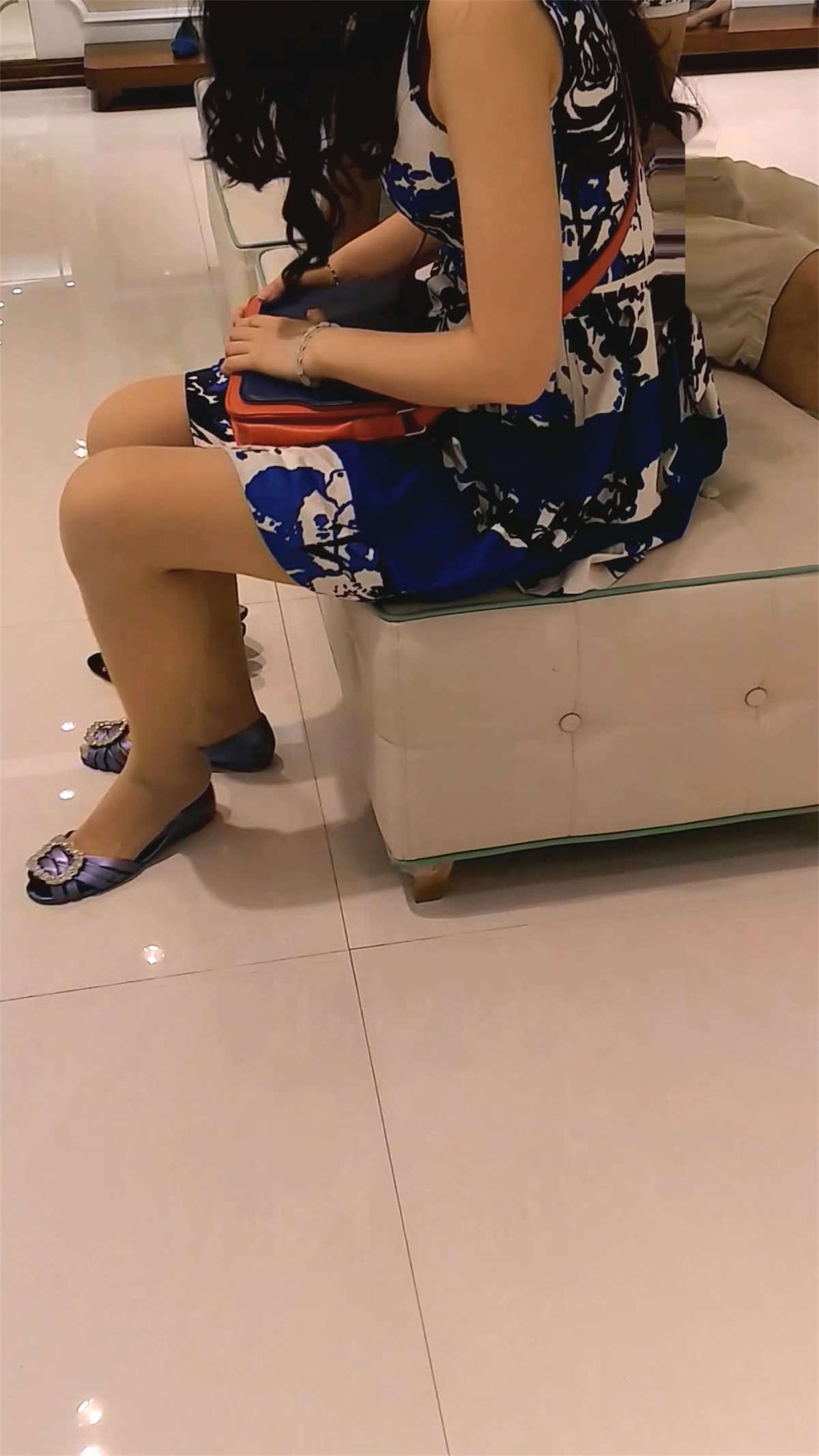鞋店里面的美足姐姐-日更街拍