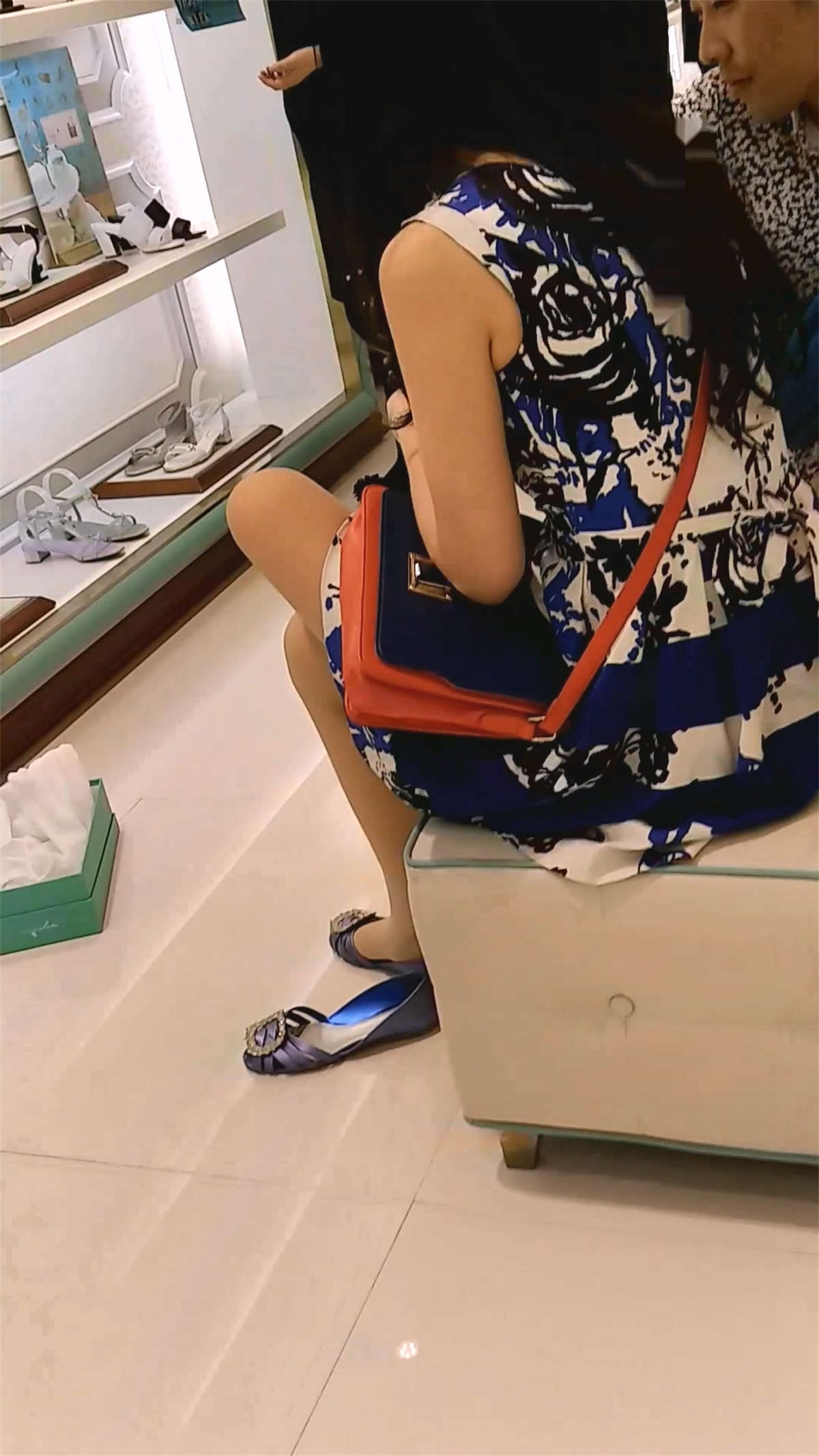 图片[2]-鞋店里面的美足姐姐-日更街拍