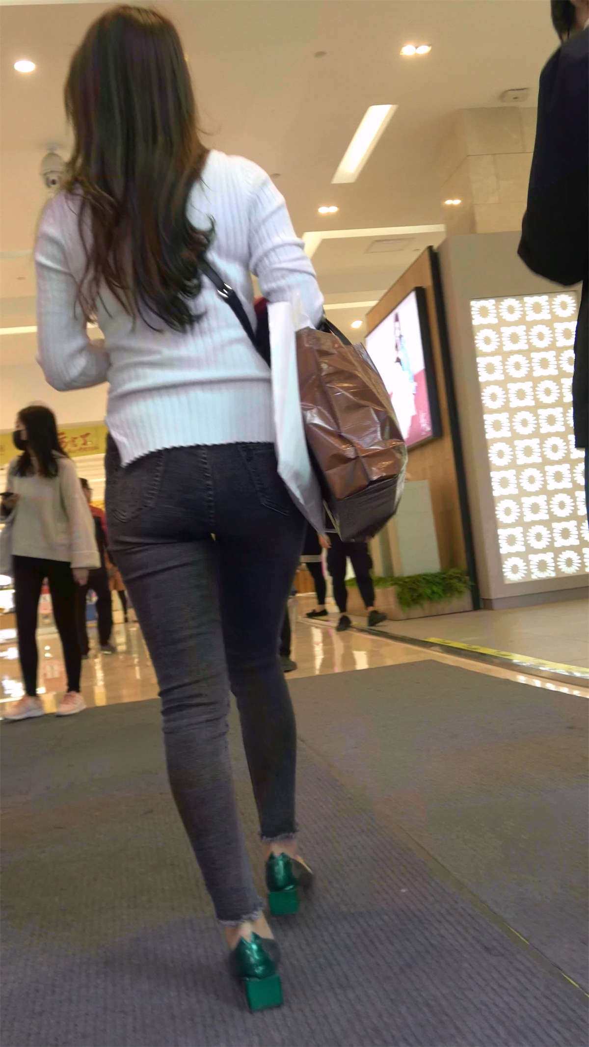 图片[2]-紧身灰色牛仔美女-日更街拍