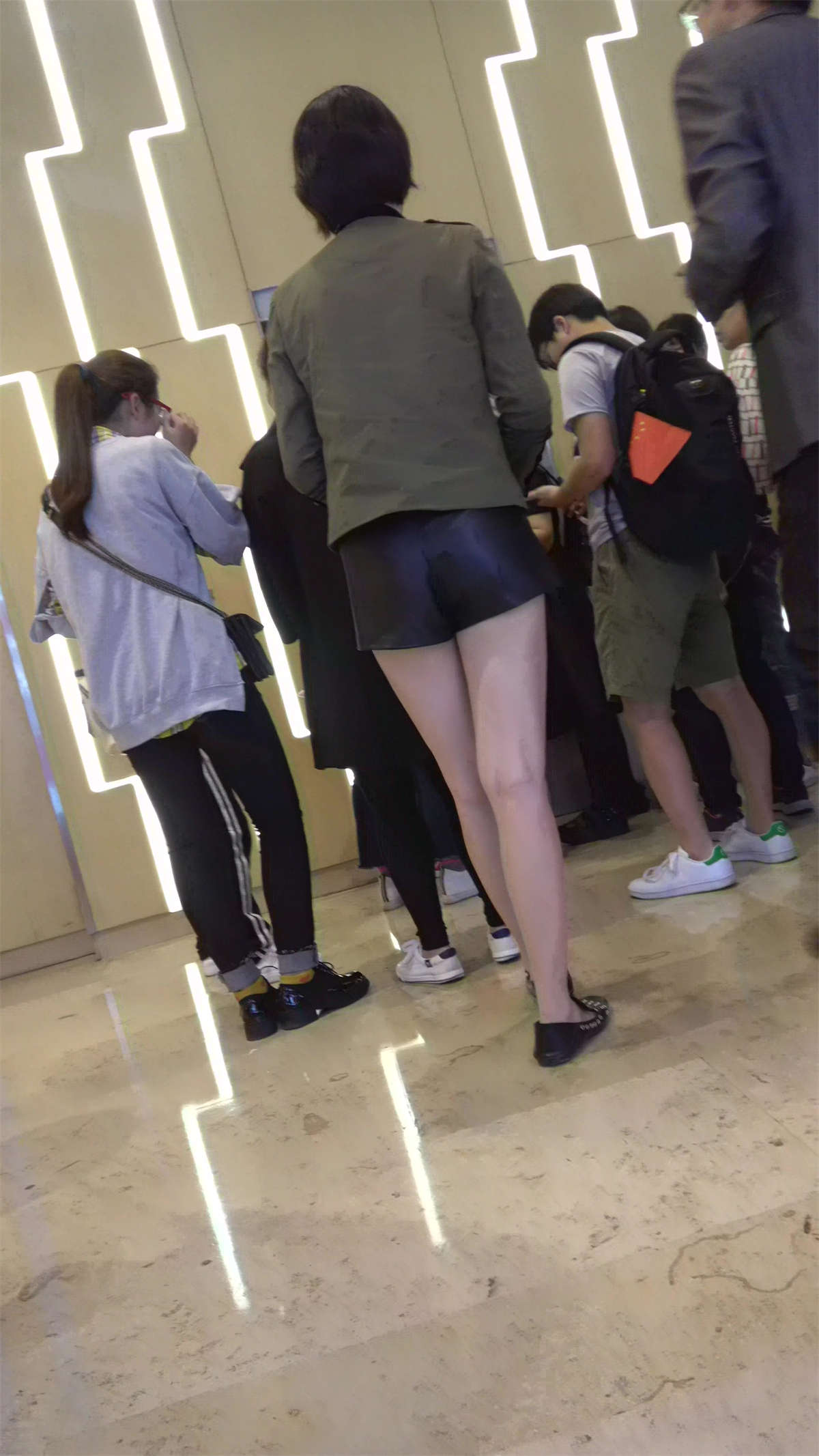 图片[2]-白皙美腿热裤美女-日更街拍