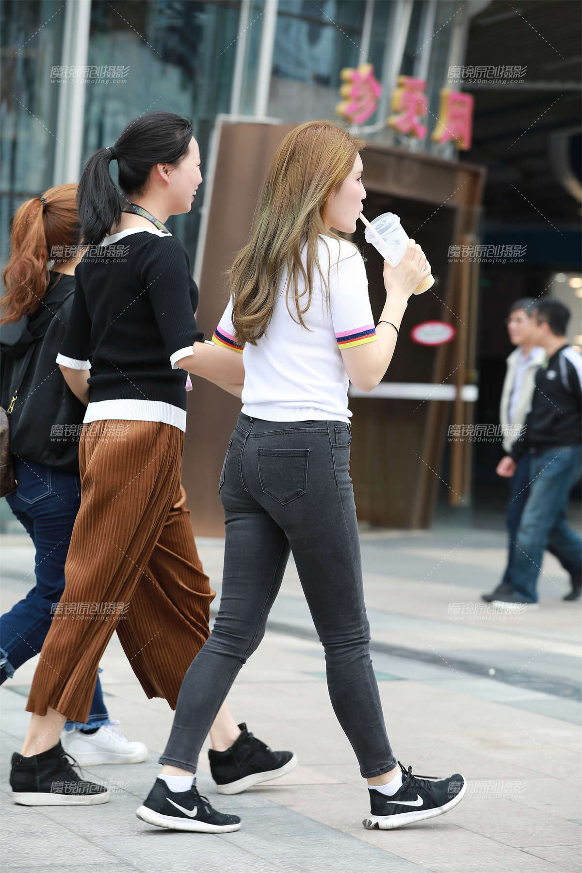 图片[2]-喝奶茶的紧牛美眉-日更街拍