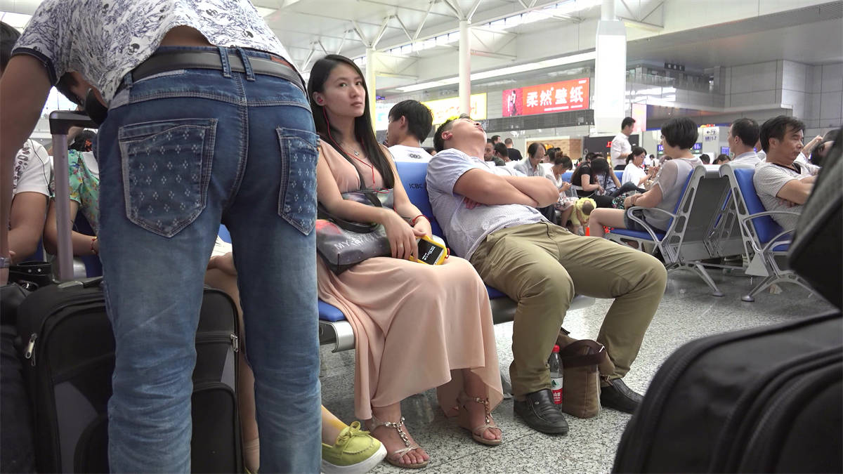 漂亮女孩就算坐姿再低调，在一群普通旅客中还是太醒目了-日更街拍